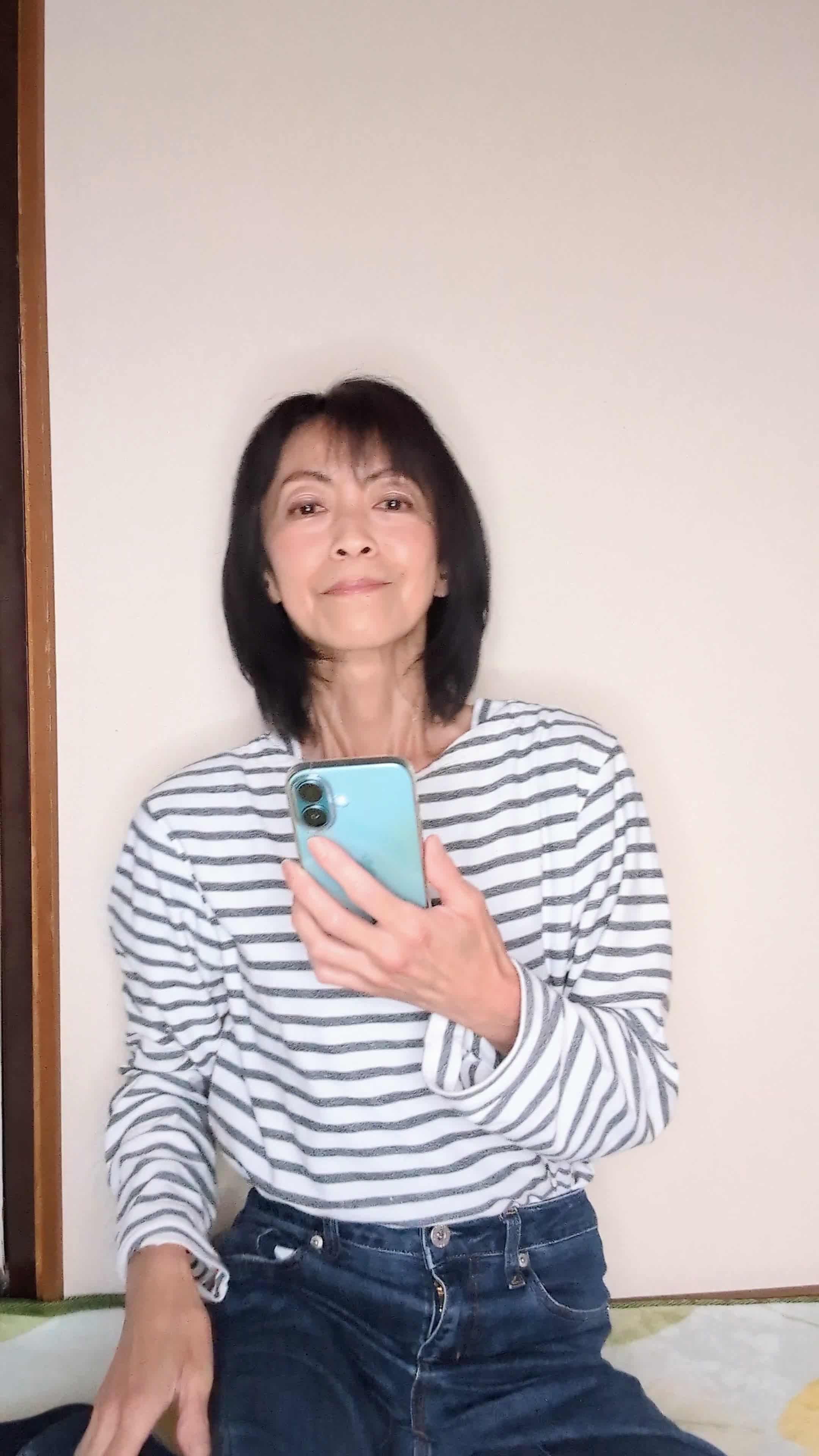 床で、「おすすめの映画がこんなにたくさん！」とスクロールする様子