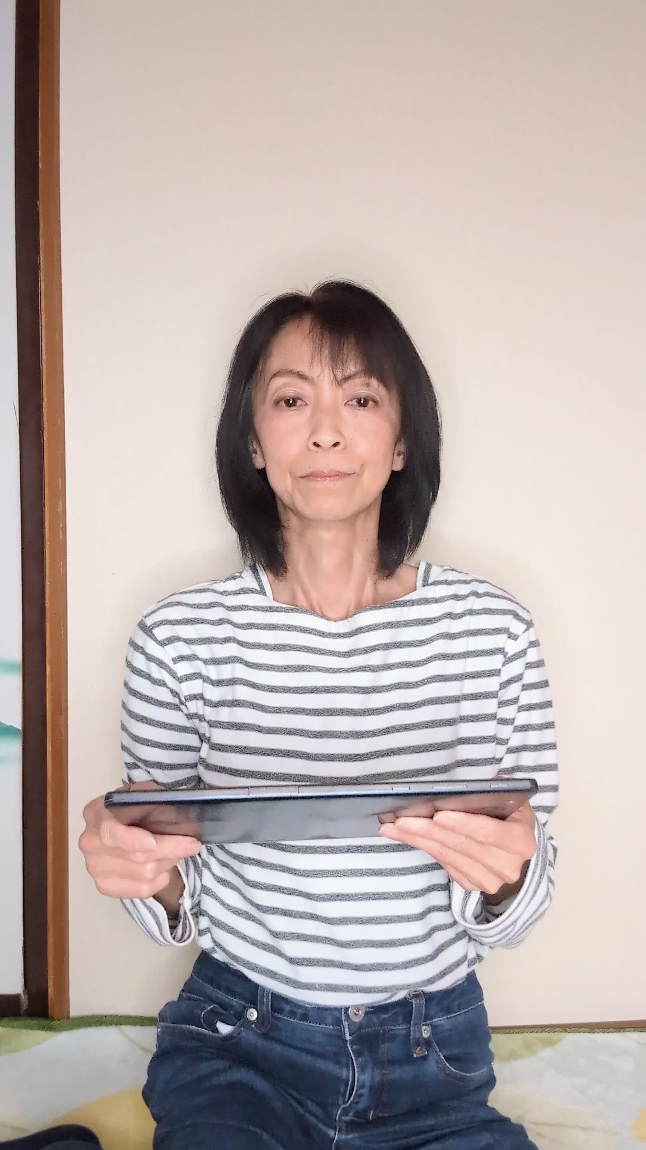 床でタブレットを手に、「このドラマ、続きが気になりすぎる」と頷く様子