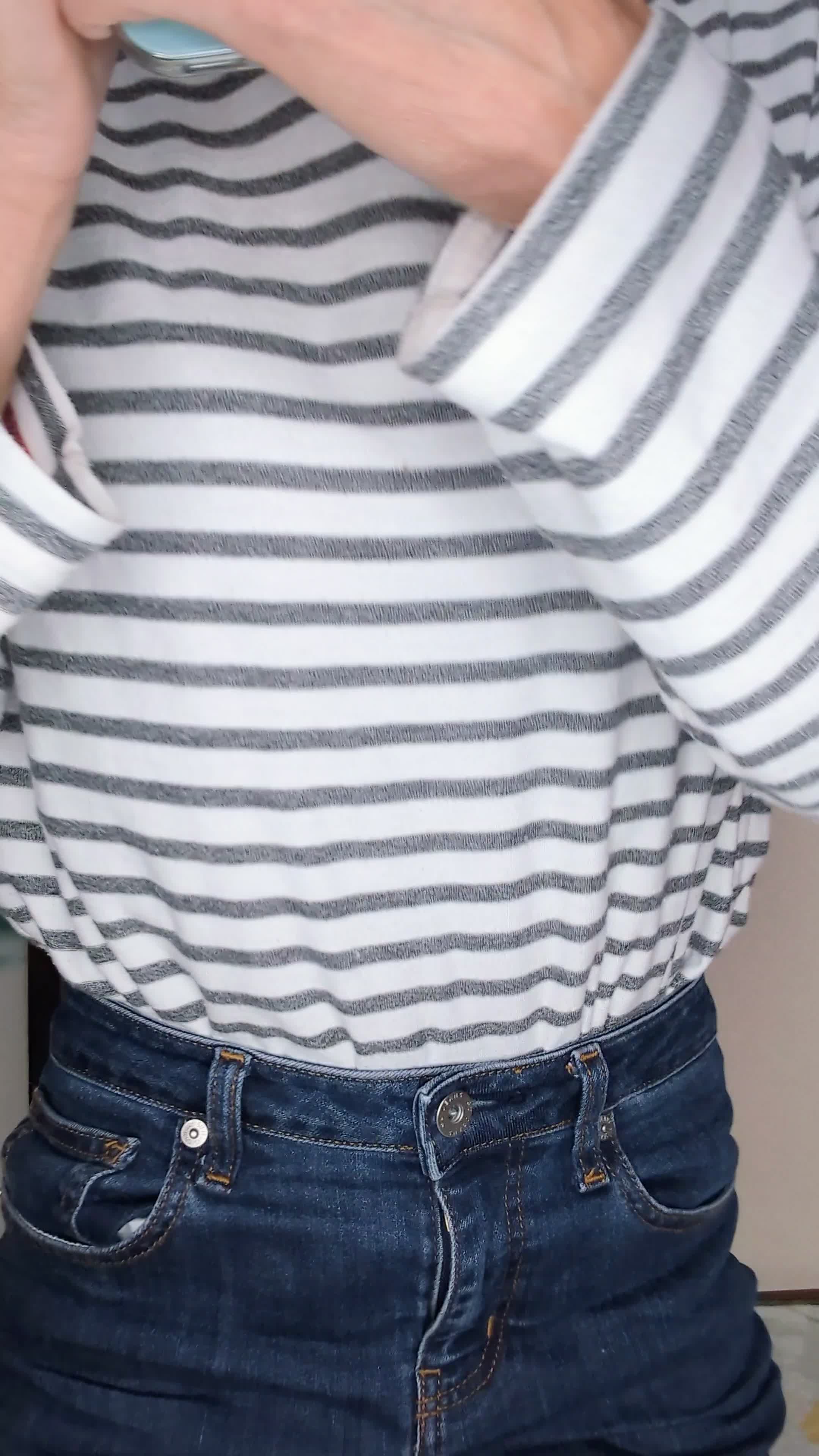 床に座り込み、スマホを手に「やっと終わった…」とホッとする表情