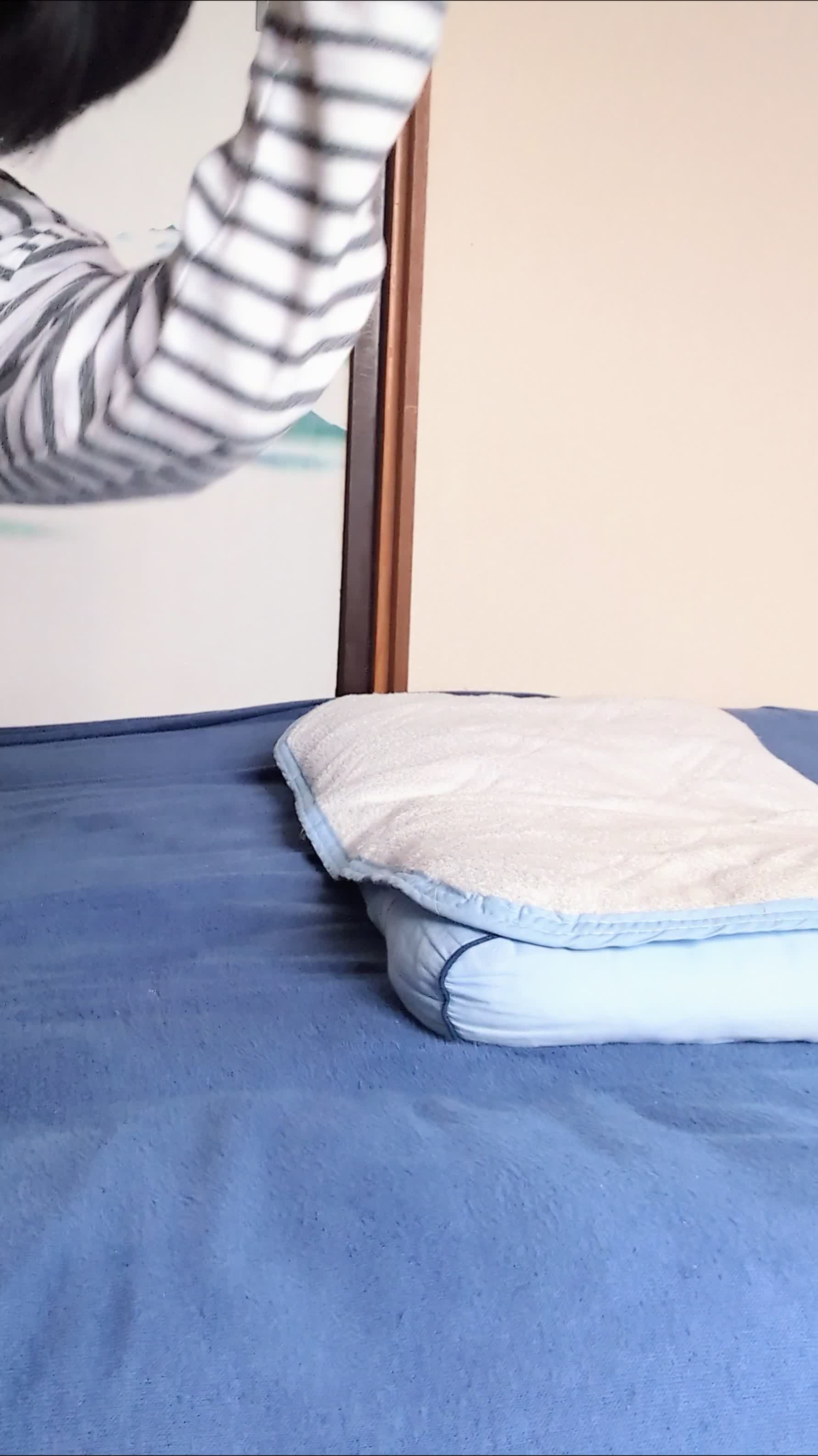 ベッドで横になり、「これが最高のリラックスタイム」と目を輝かせる表情