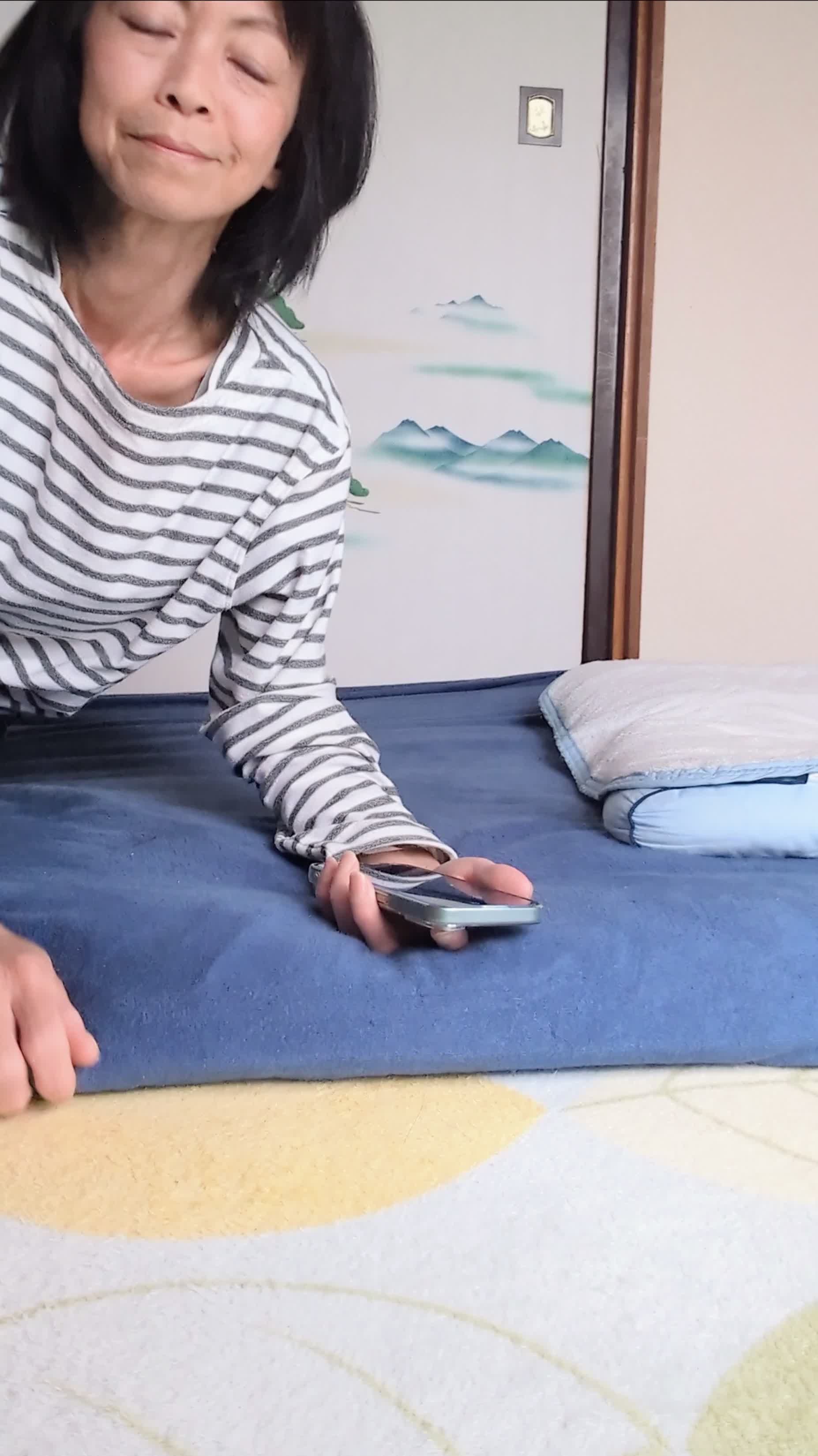 ベッドで脚を伸ばし、「これが今日のご褒美」とお気に入りのシリーズを再生する姿