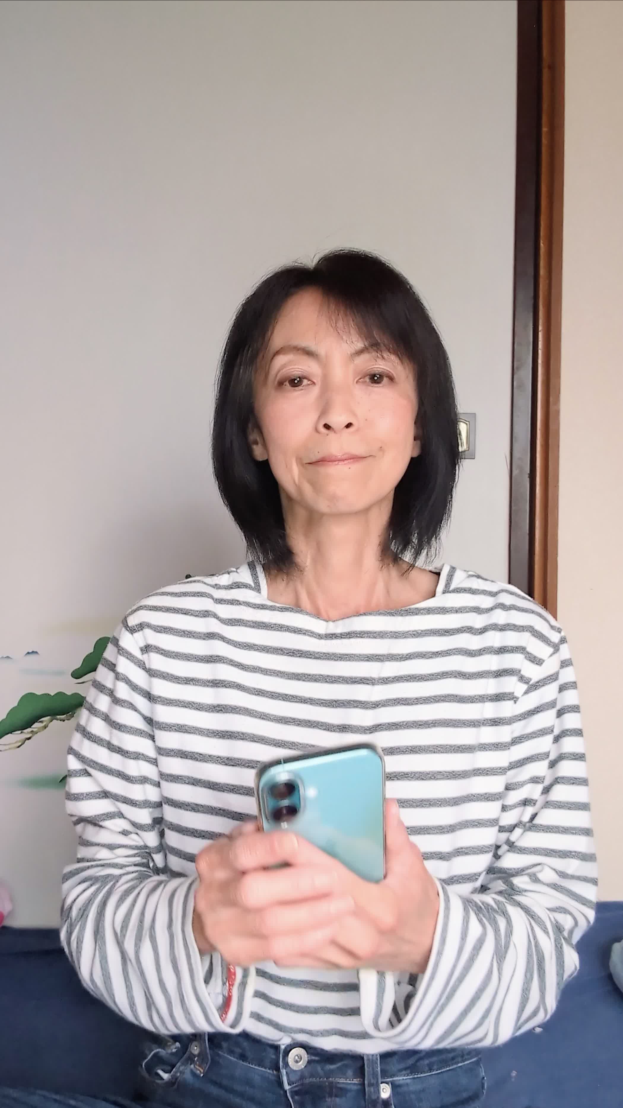 ベッドで脚を組みながら、「夜更かしする価値があるな」とニヤける動作