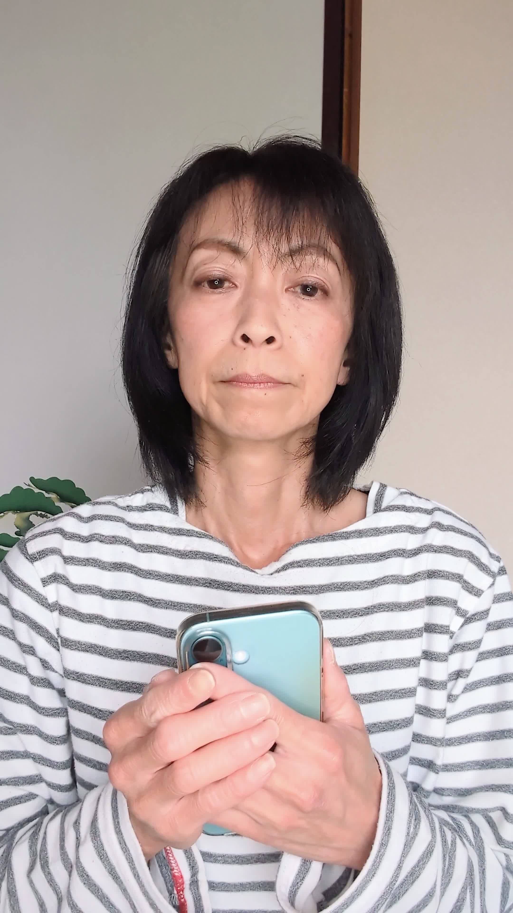 「エピソード一気見して夜更かししてしまった…」と少し反省する動作