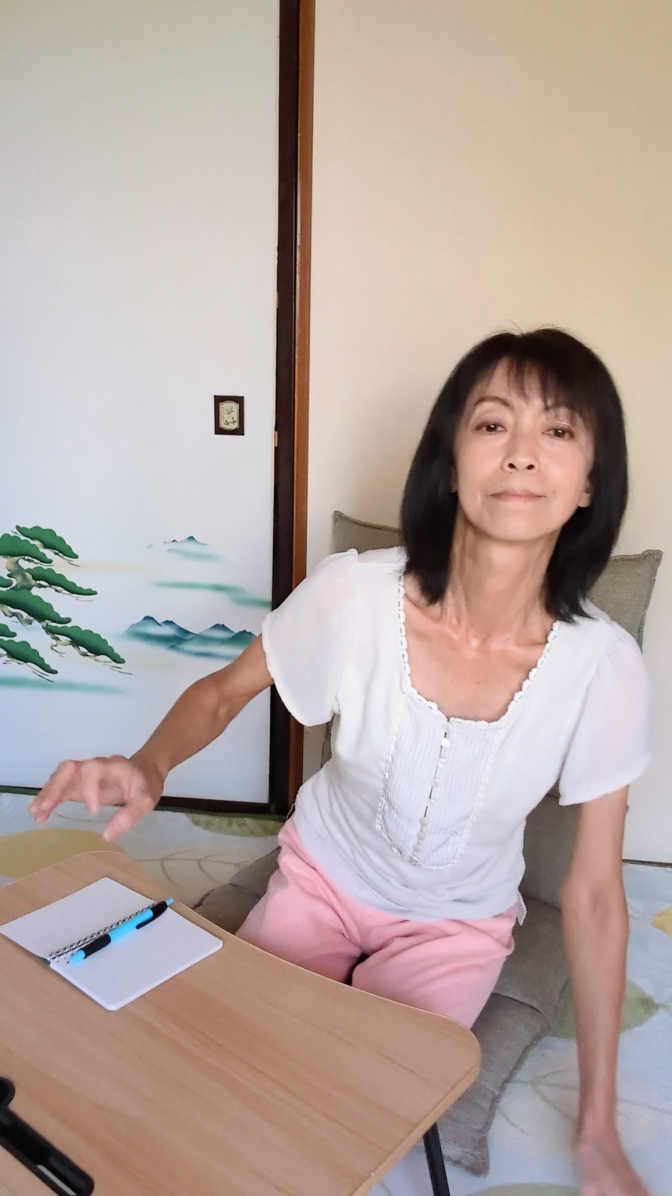 椅子から立ち上がり、「これで自信が持てるかも！」と嬉しそうな表情を浮かべる動作