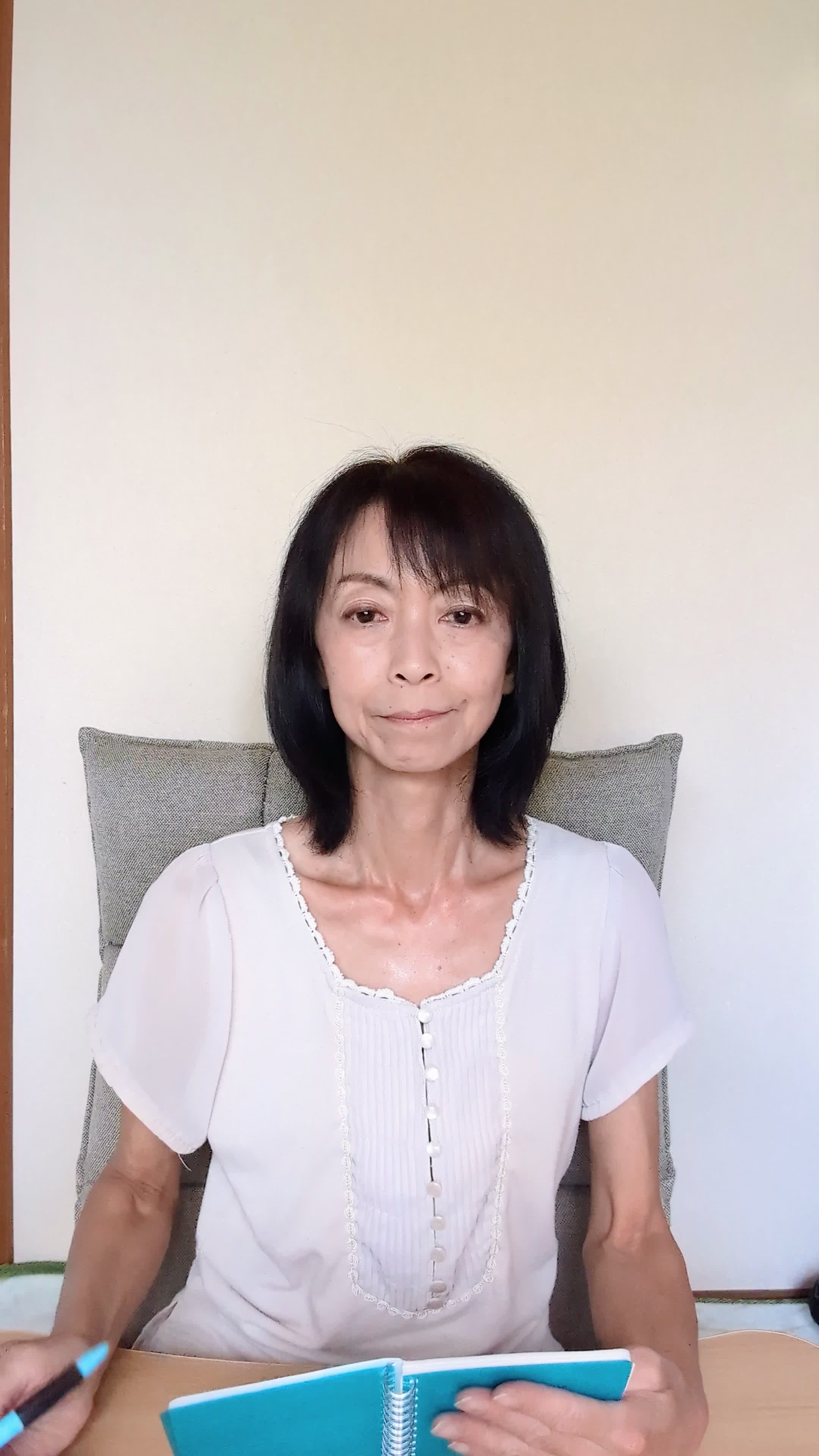 テーブルに手帳を開き、「治療の予約日を確認する」真剣な様子