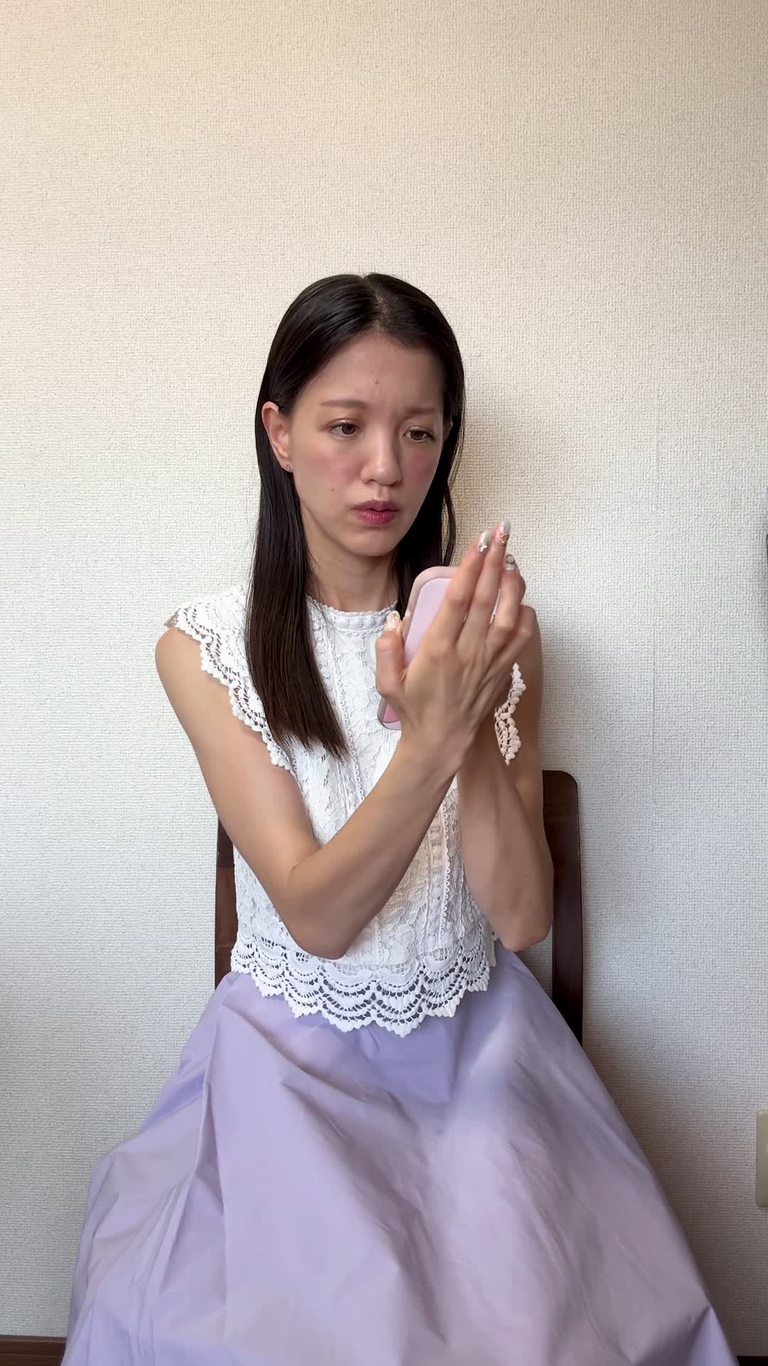 椅子に腰掛け、「腸の調子を整えるための対策を必死に調べる」動作