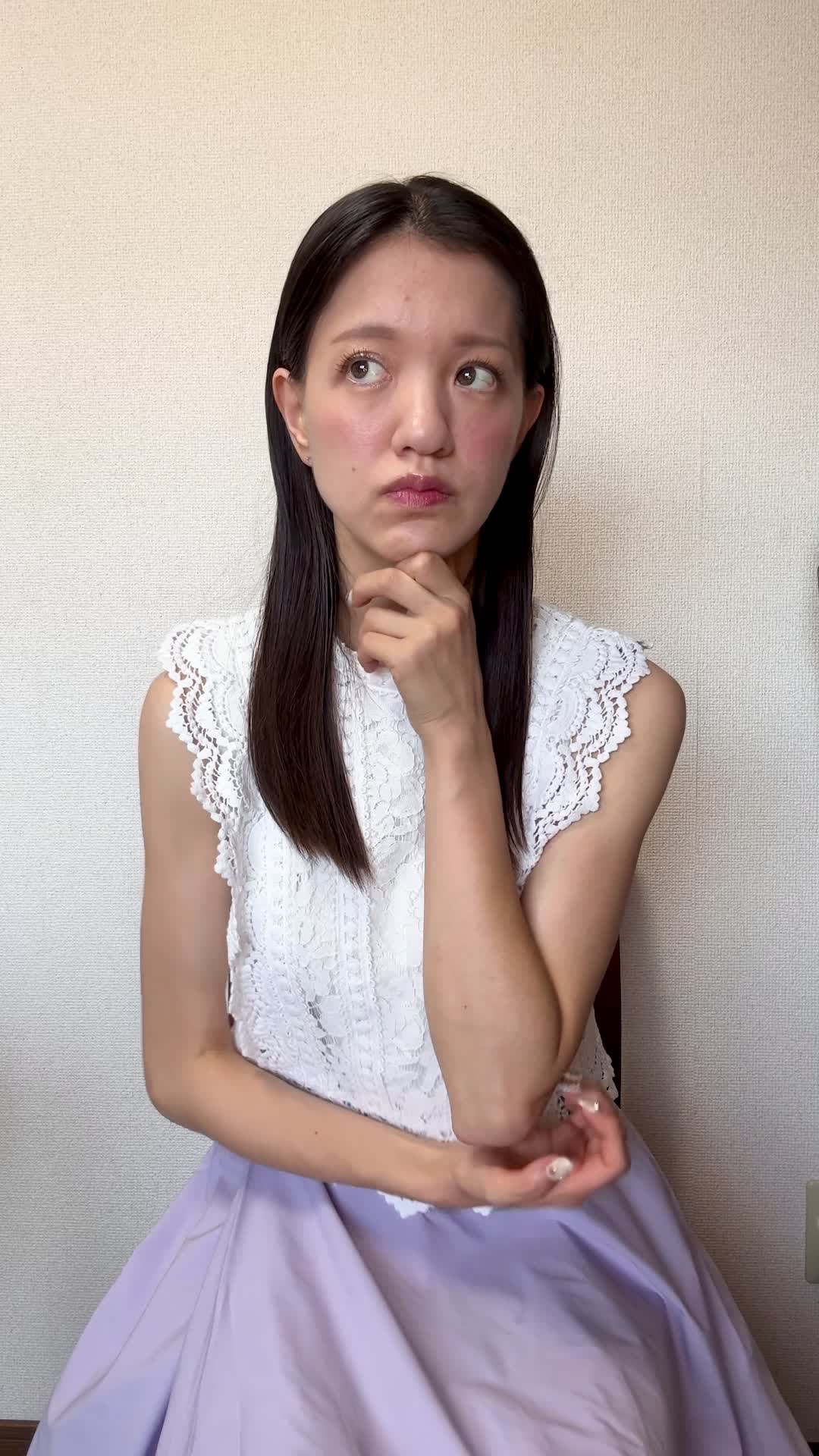 椅子に浅く腰掛け、「腸活サプリメントを試すべきか迷う」悩ましげな表情