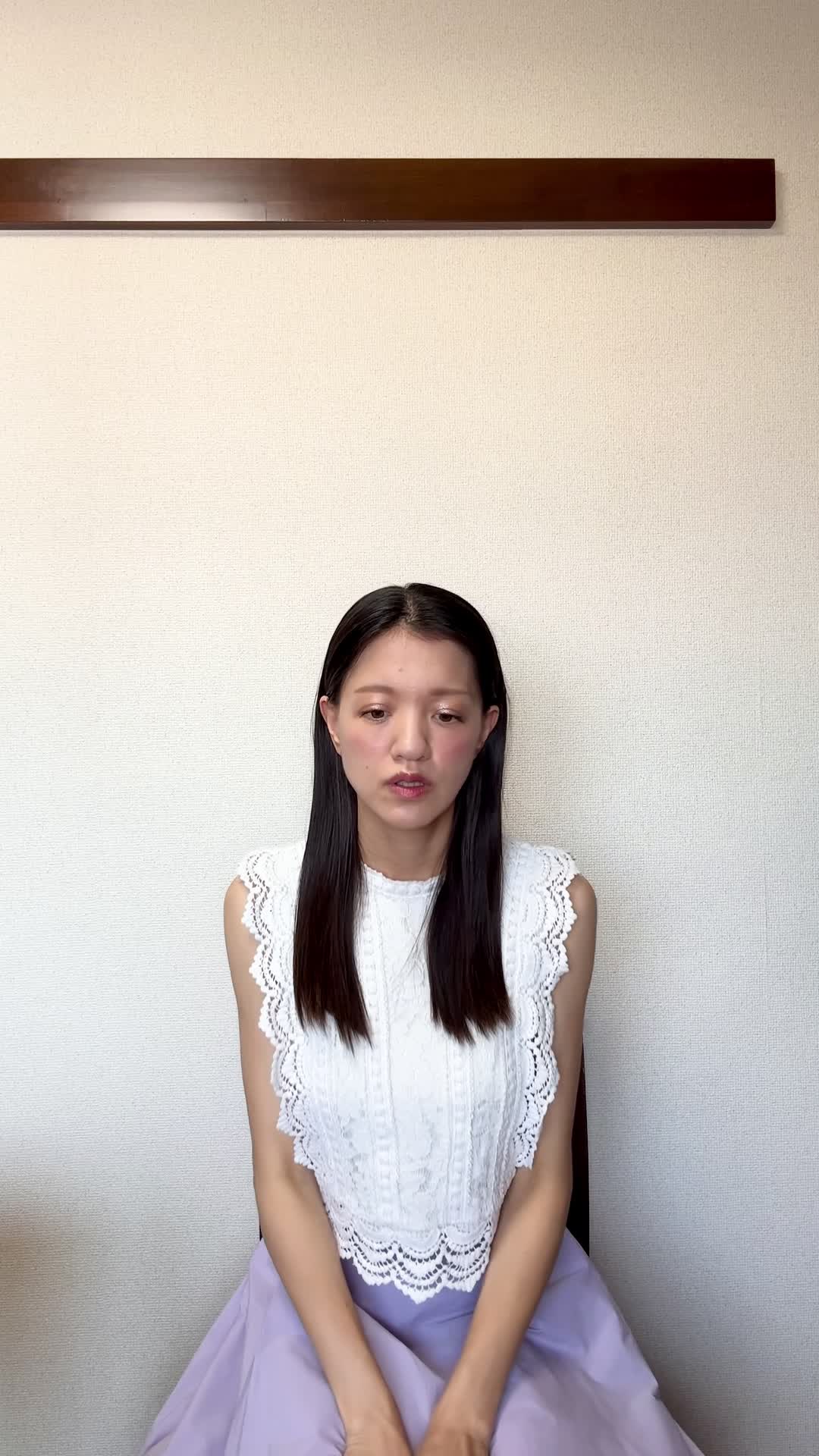 椅子から立ち上がり、「どうして腸の調子がこんなに悪いの？」と肩を落とす姿