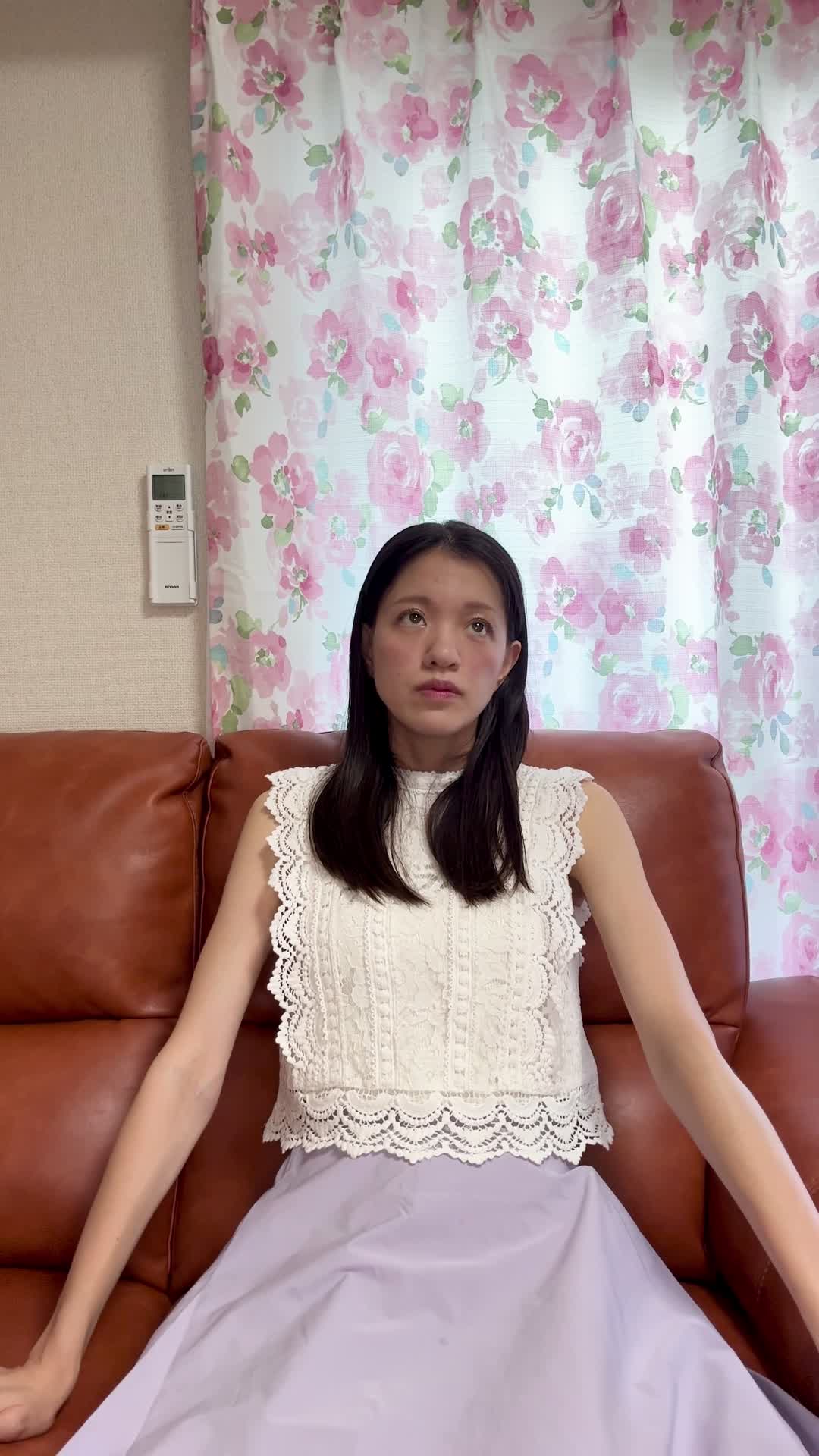 ソファでリラックスしながら、「もう少し楽になりたい…」とぼんやり考える表情