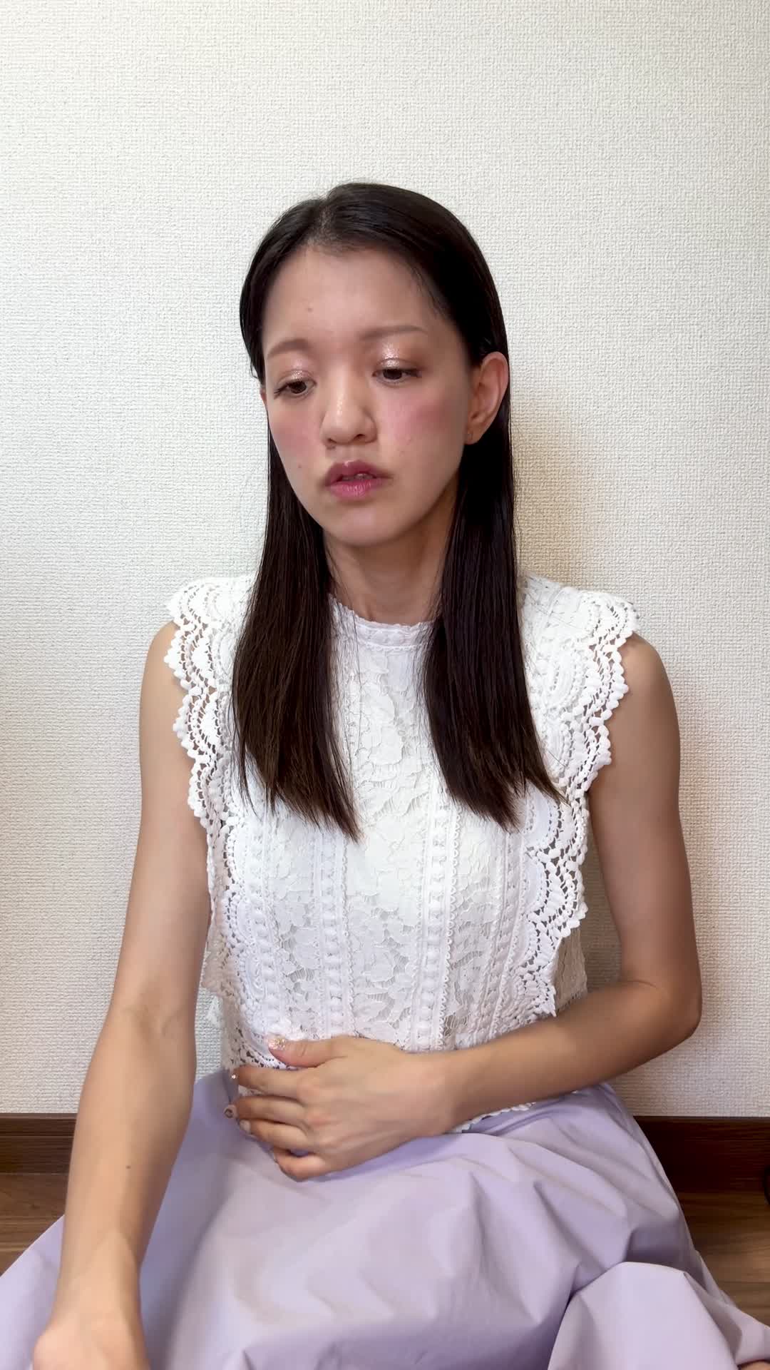 床に座り込み、「お腹が張っていてスッキリしない」とため息をつく姿