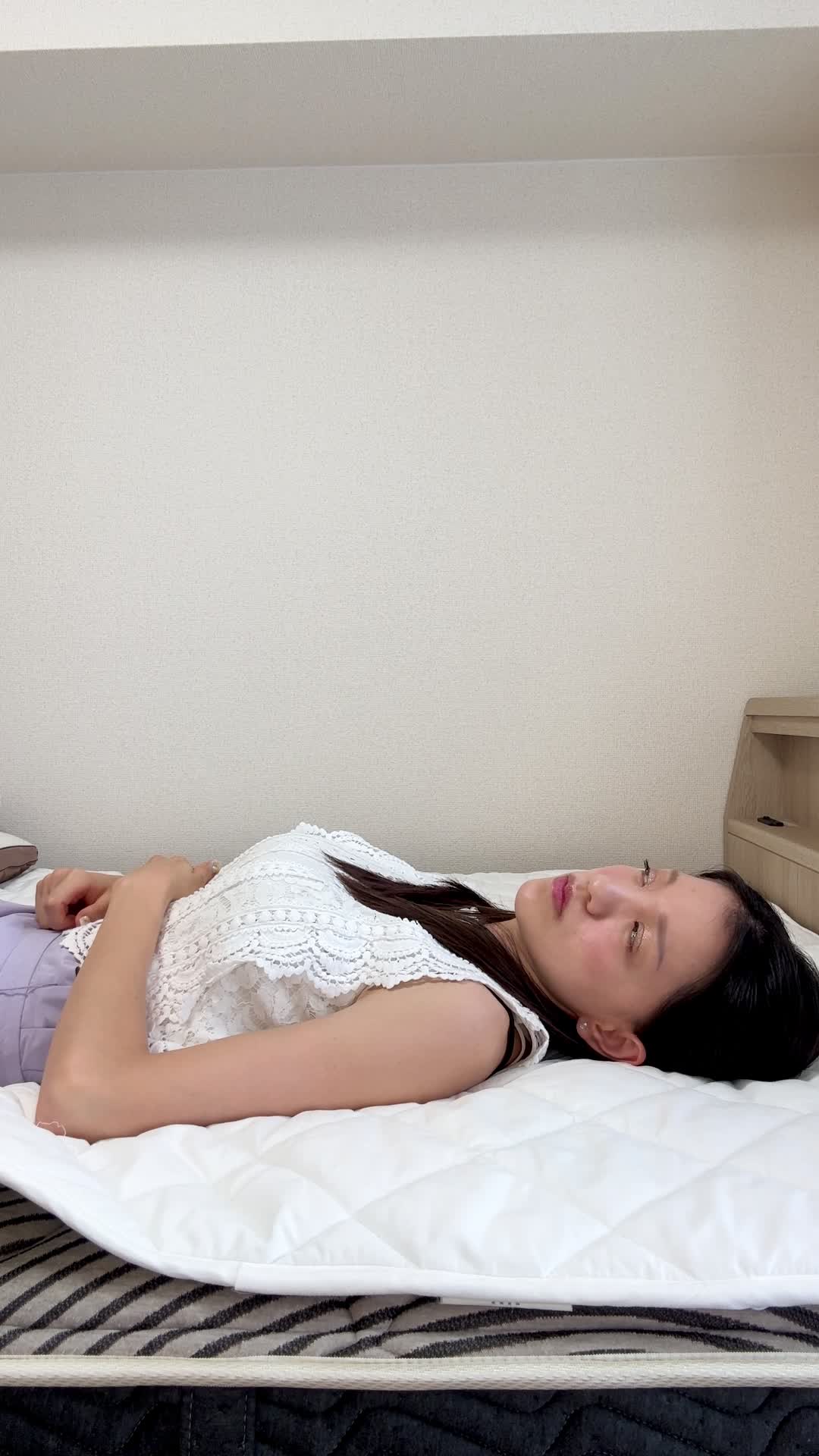 ベッドで横になりながら、「この生活から抜け出したい…」と未来を想像して悩む様子