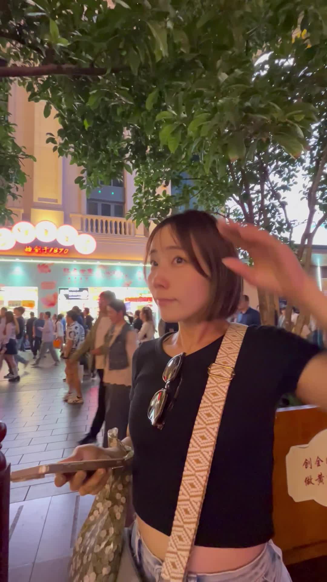 カメラを向けられてポーズする様子