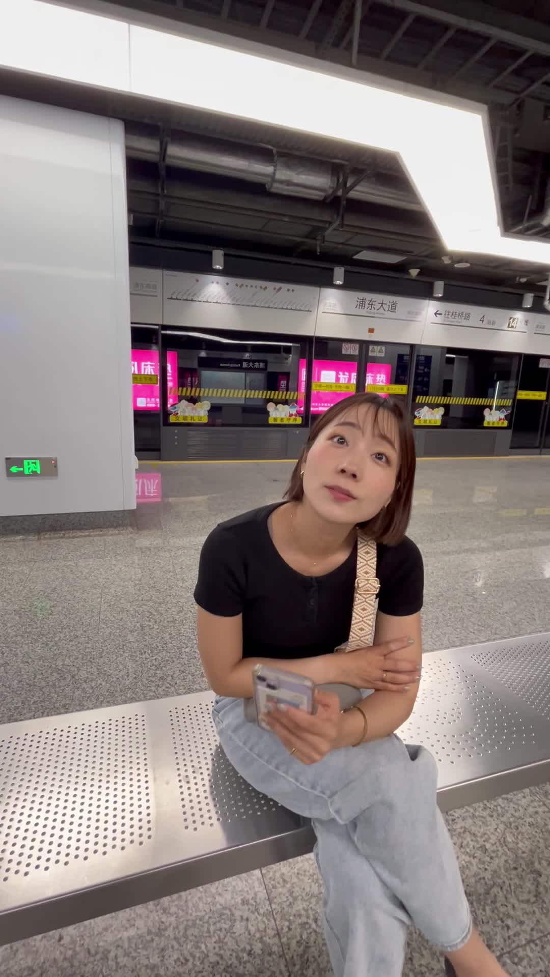 電車を待ってる様子