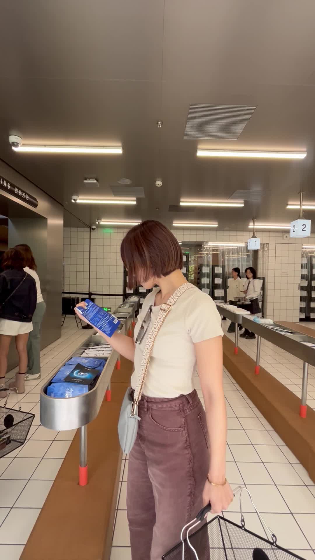 商品を吟味する様子