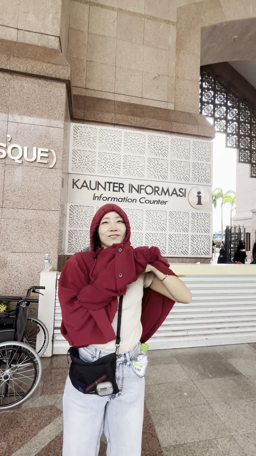 ローブを脱ぐ様子