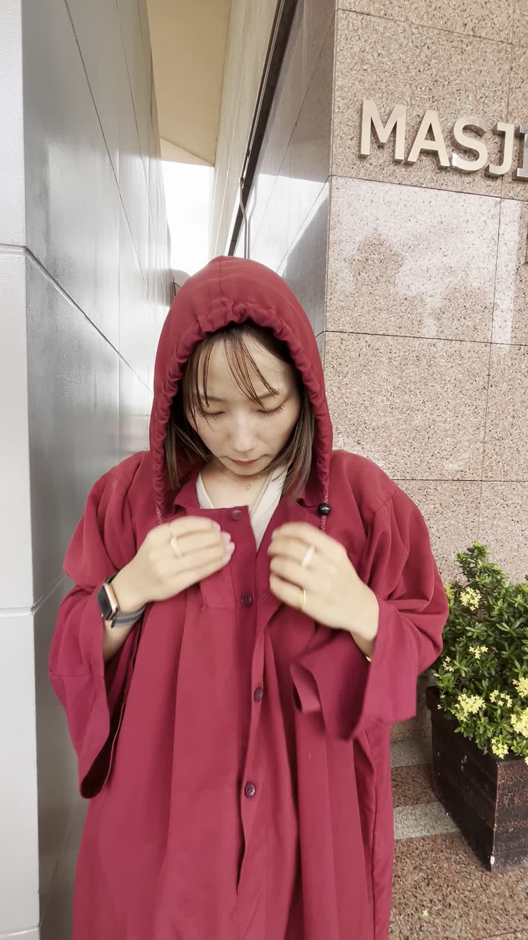 ローブのボタンを外す様子