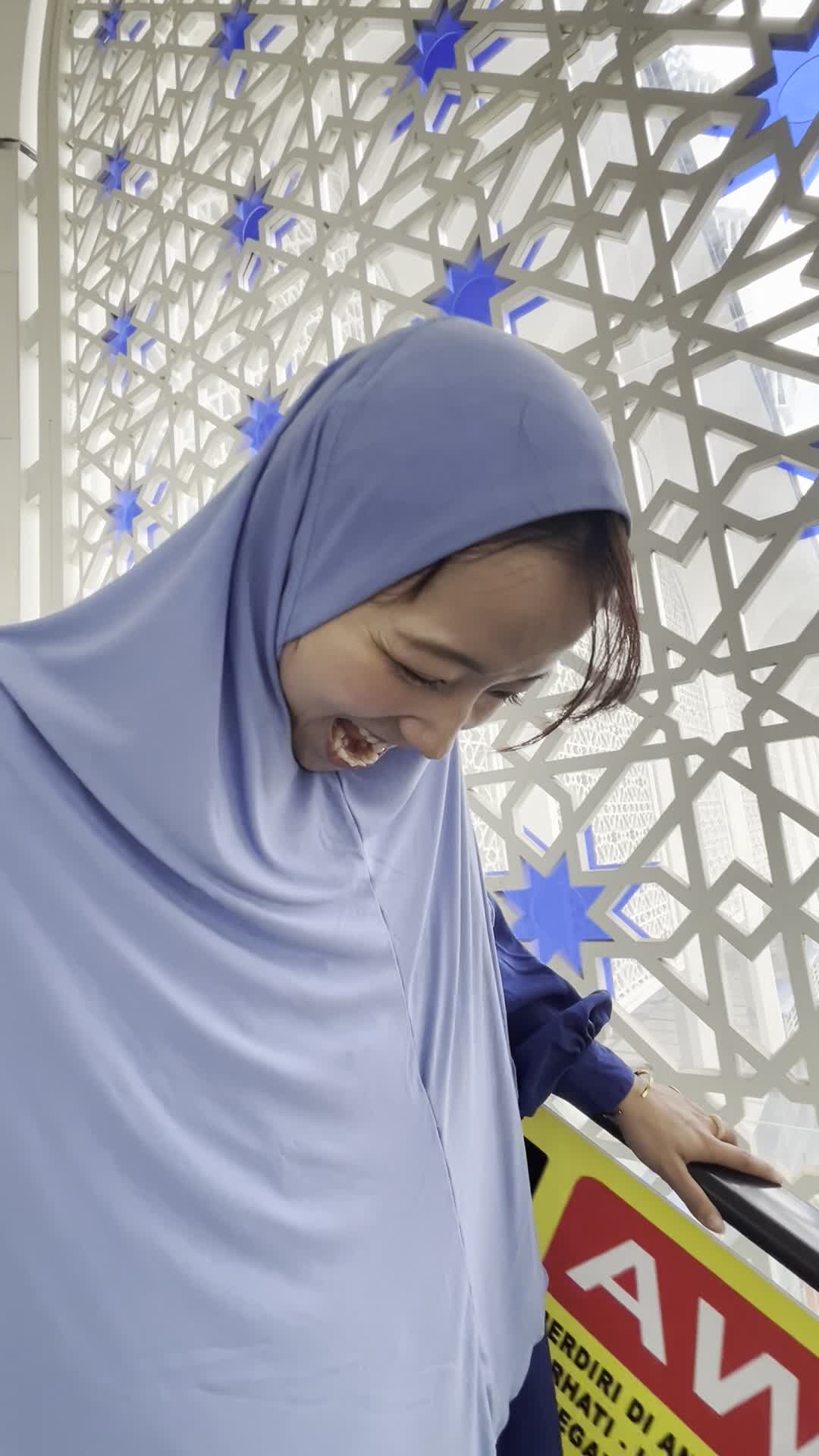 エスカレーターを下る様子