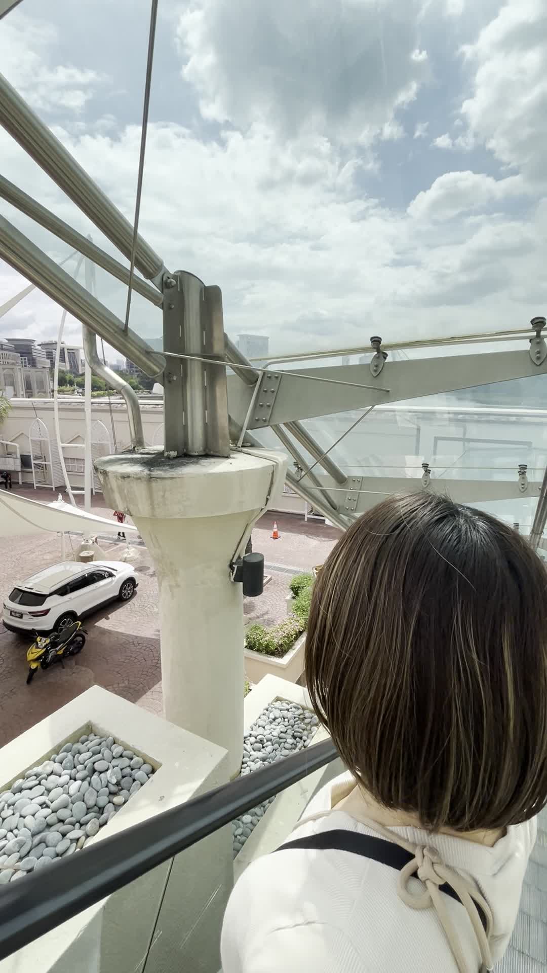 エスカレーターを下る様子2