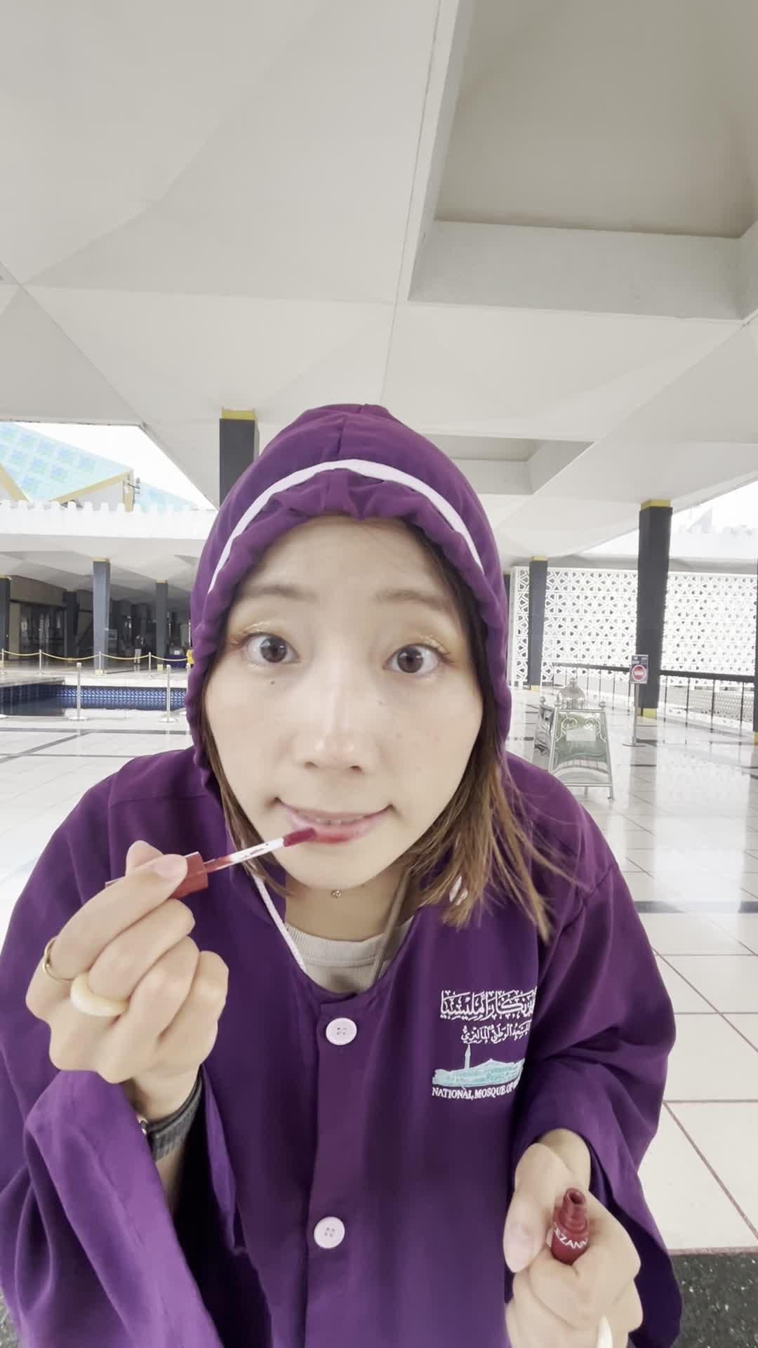 カメラ越しで口紅を塗りなおす様子