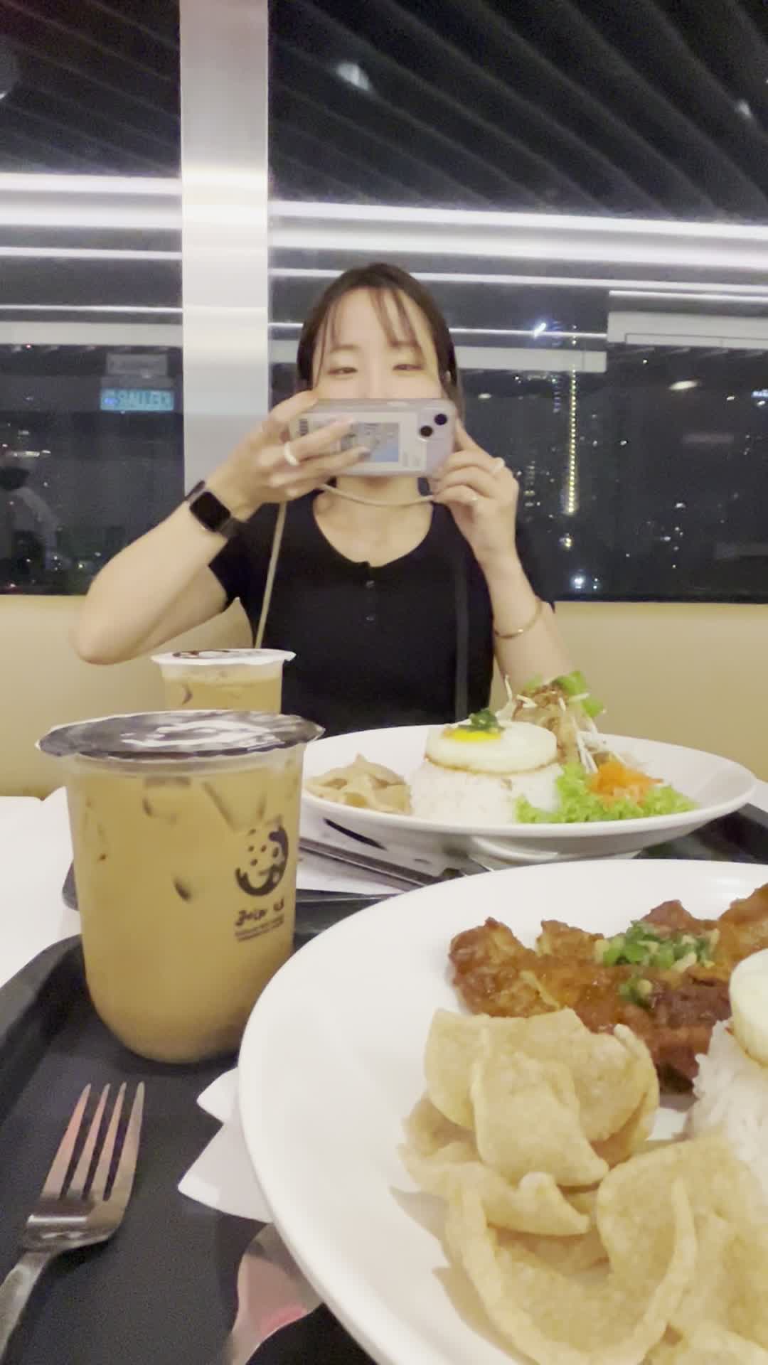 ご飯を撮影する様子