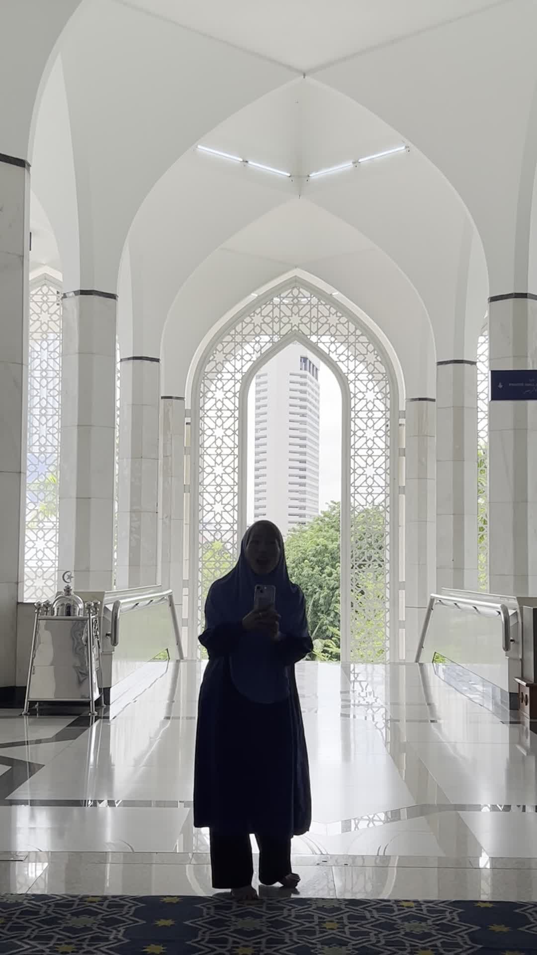 しゃがみ込む様子