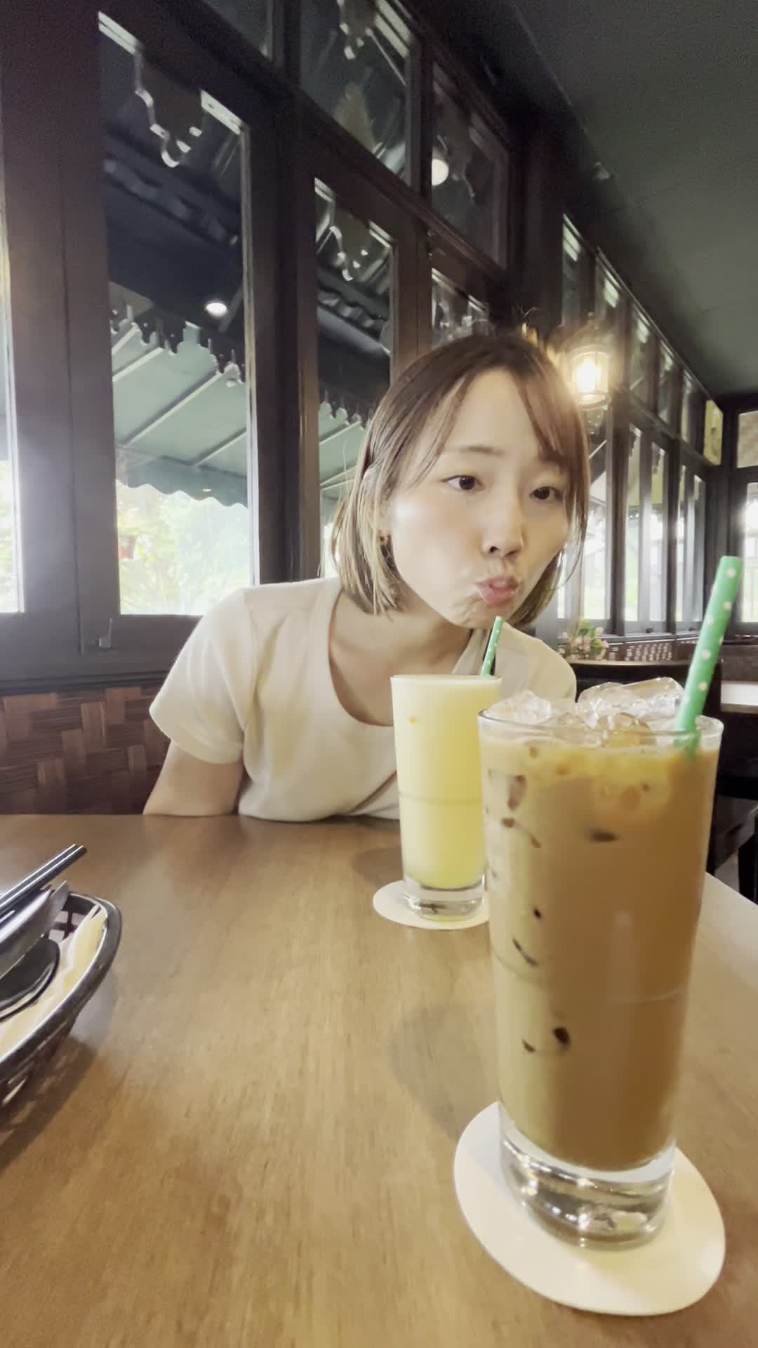 ストローで飲むふりをする様子