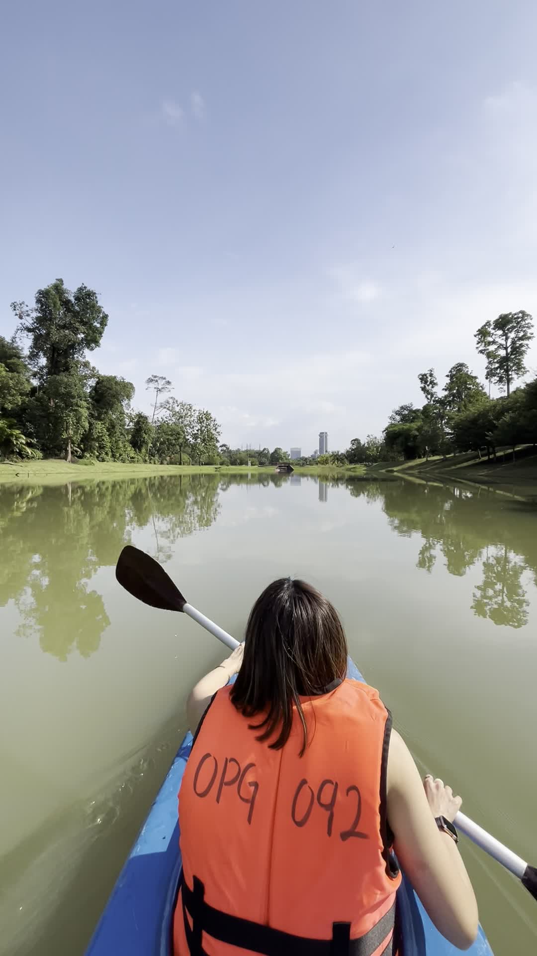 パドルを漕いで進む様子