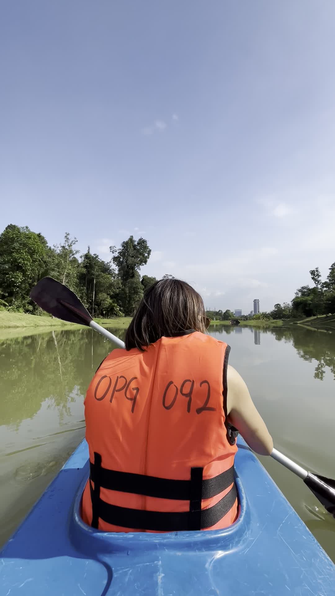 パドルを漕ぐ様子