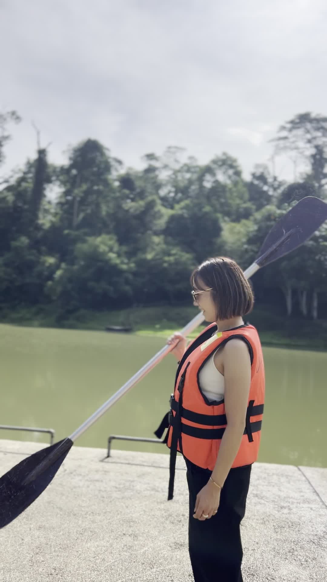 パドルを担ぐ様子