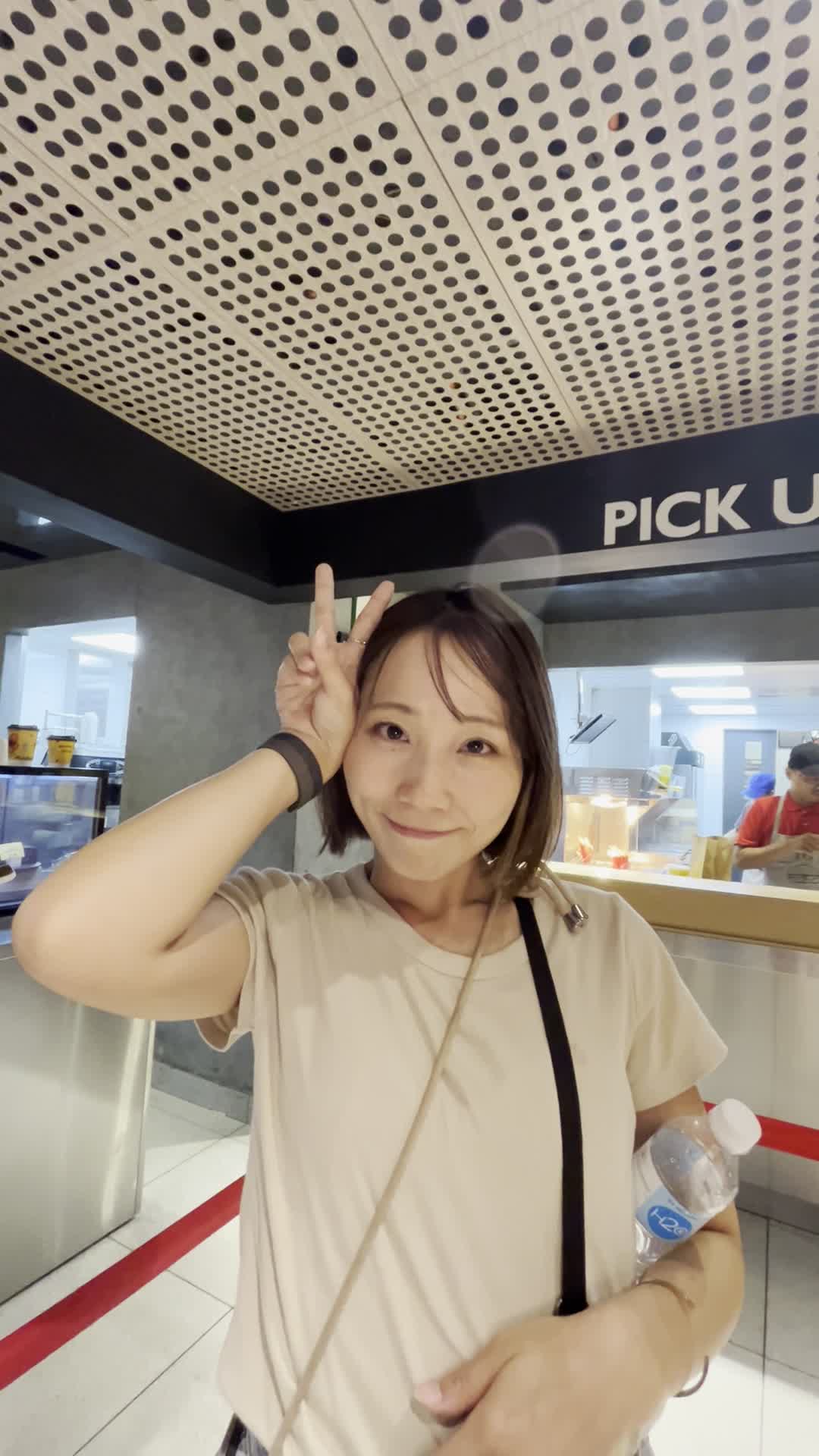 頭の横でピース