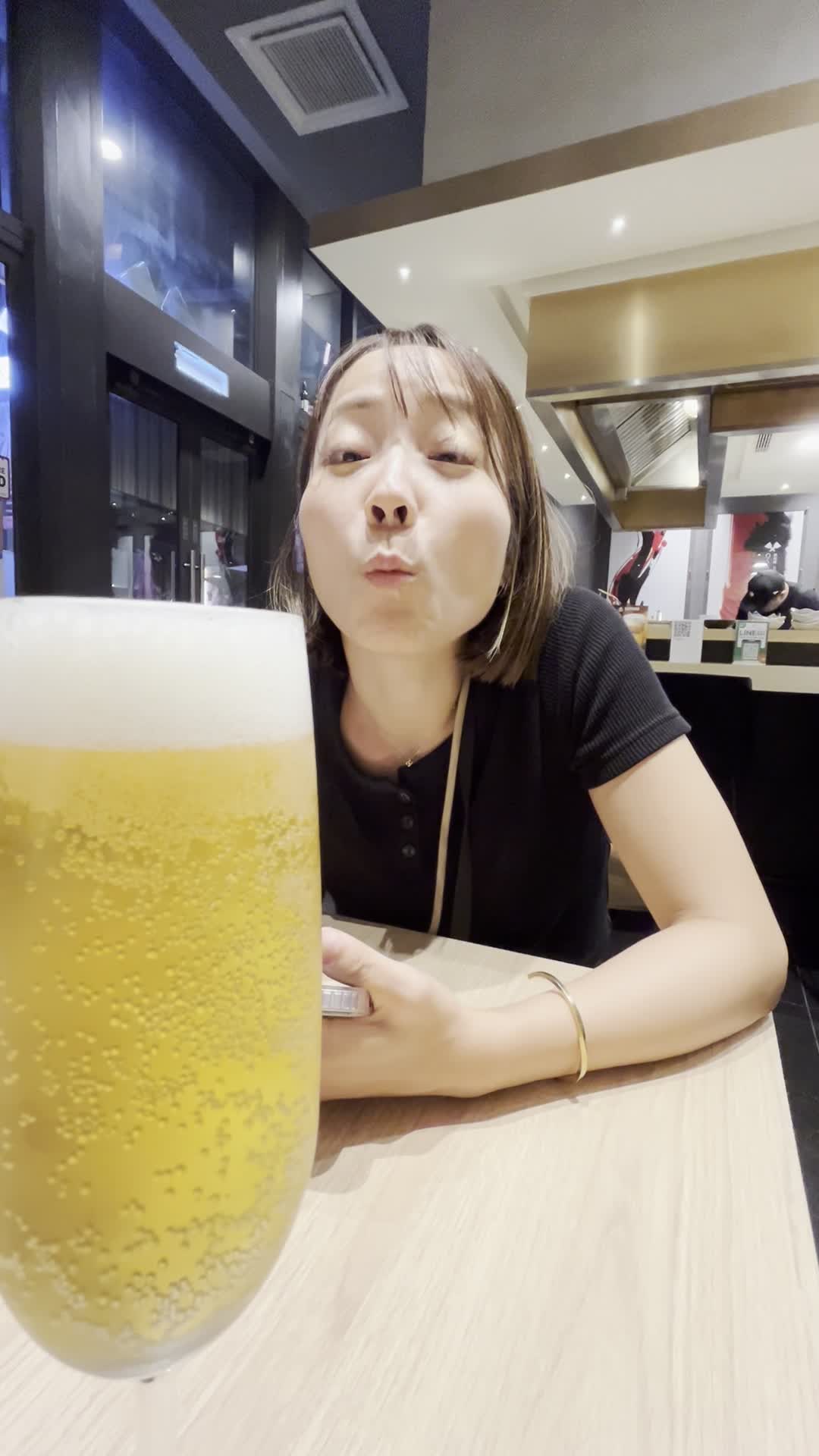 ビールを欲しそうに口をパクパクする様子