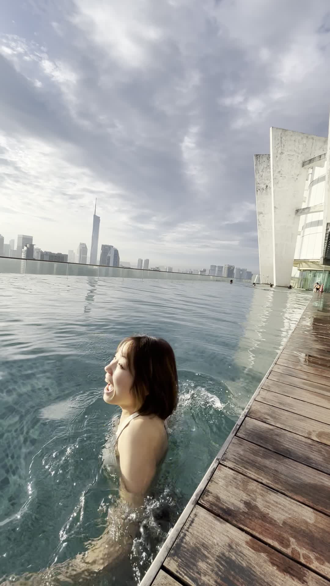 プールの水が冷たくてブルブル