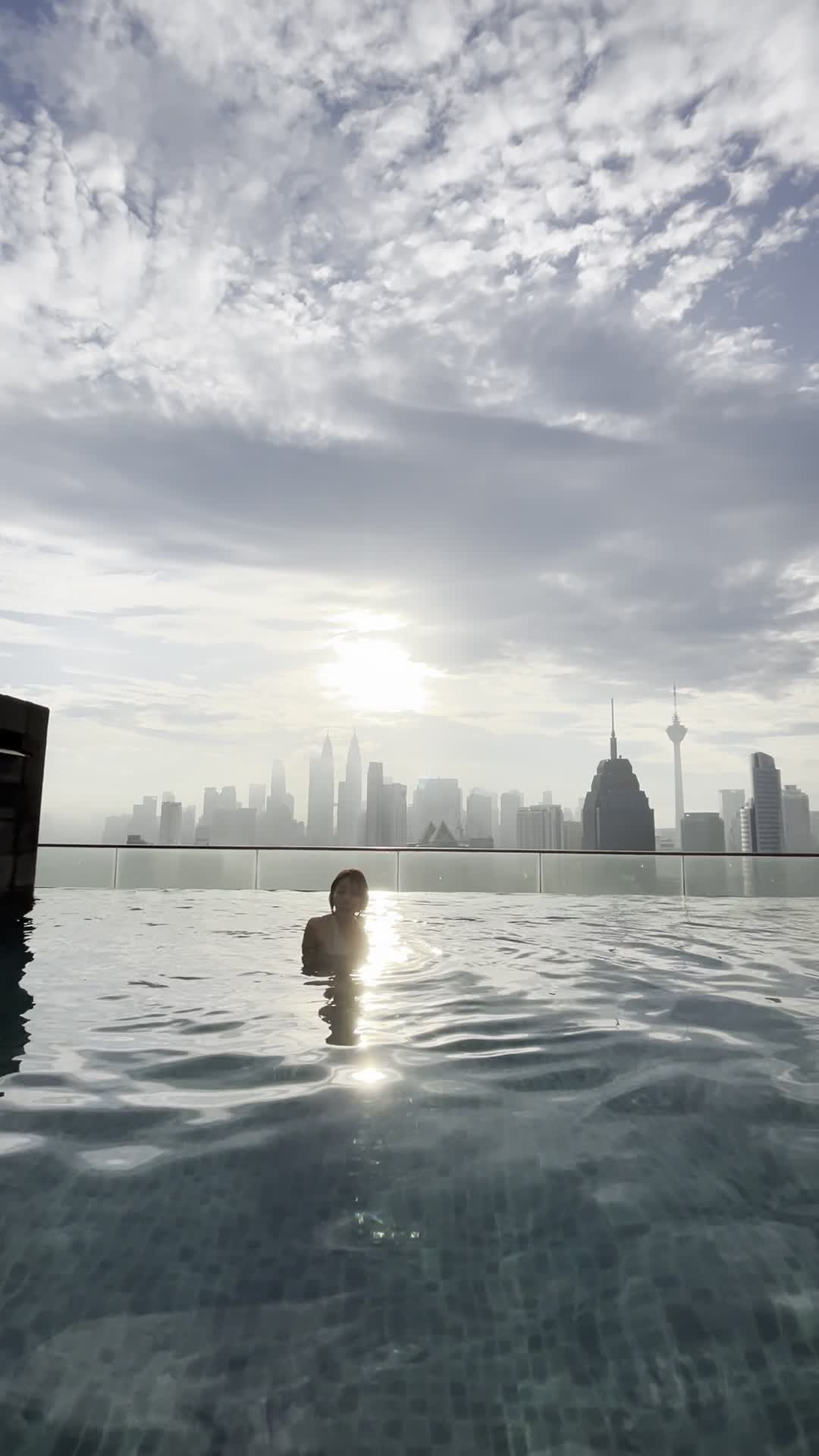 プールの全体像を撮影する様子