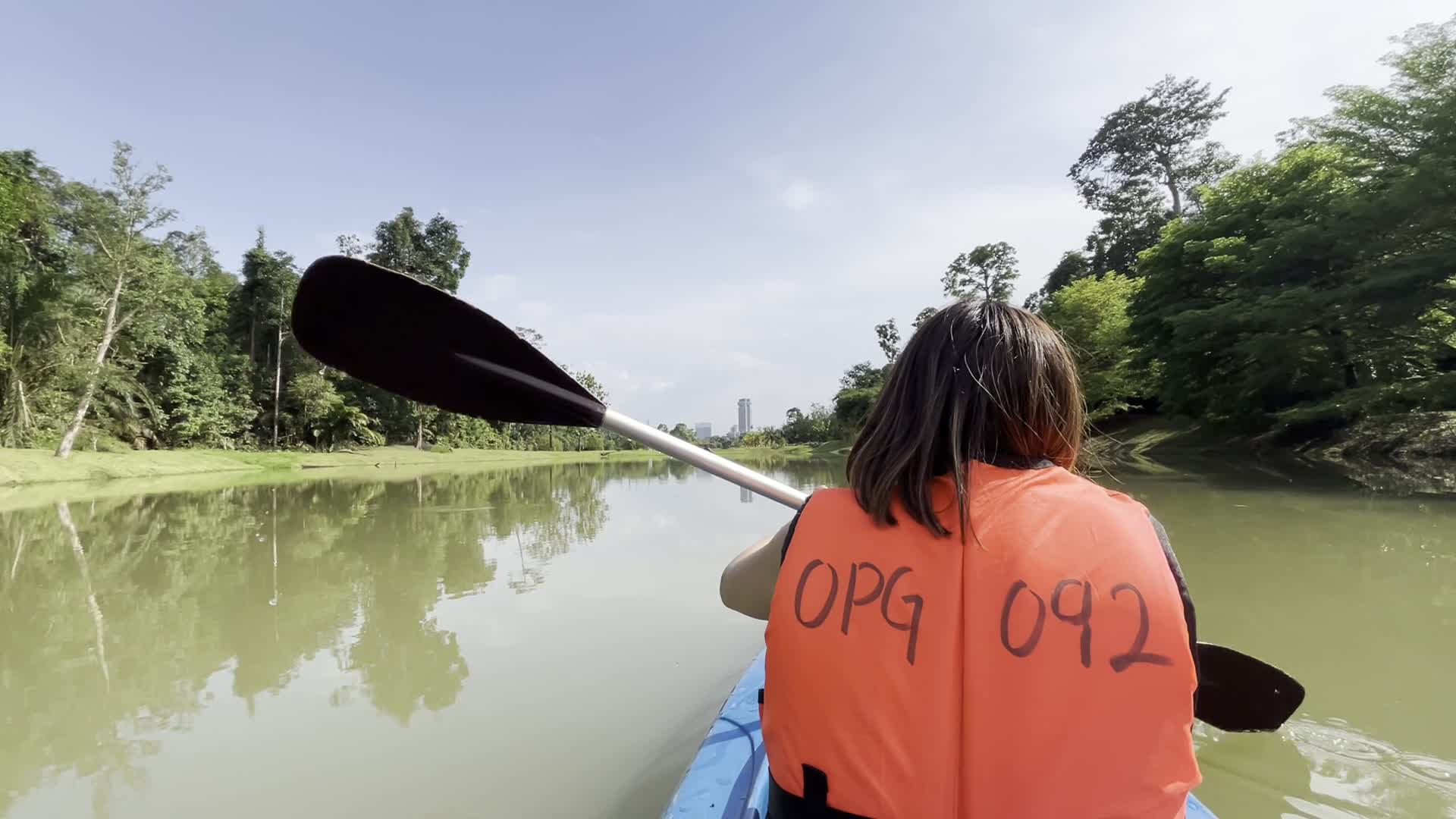 ゆっくりパドルを漕ぐ様子