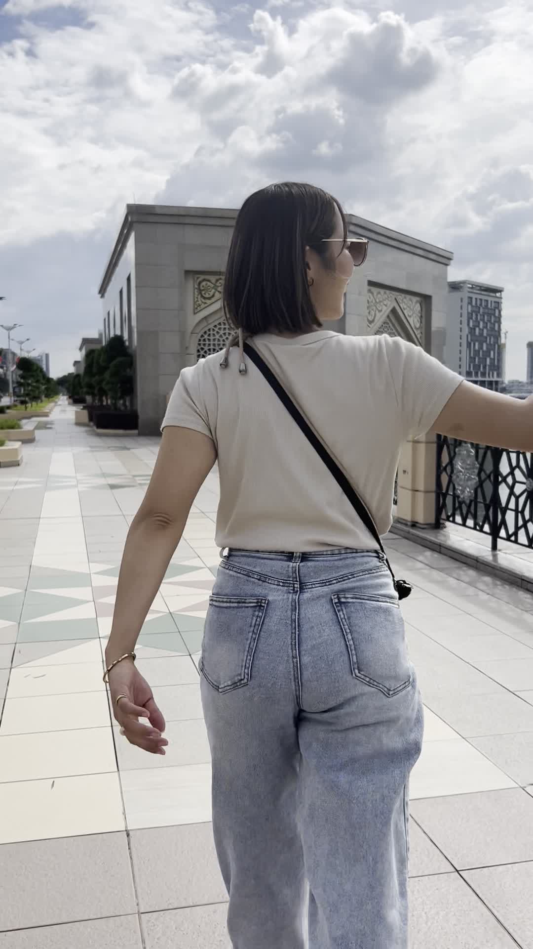 ルンルンで歩く様子