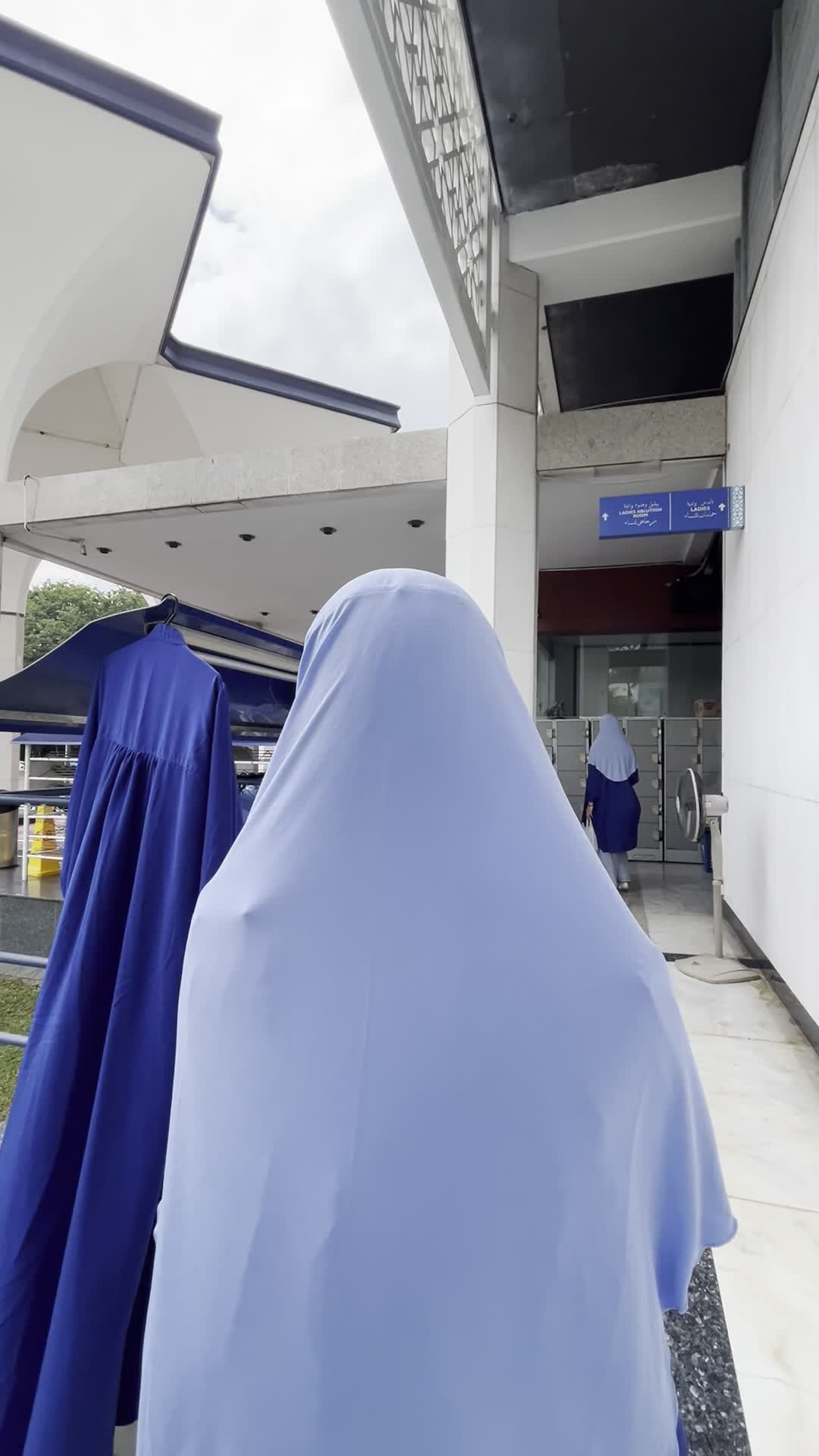 衣装を返却しに行く様子