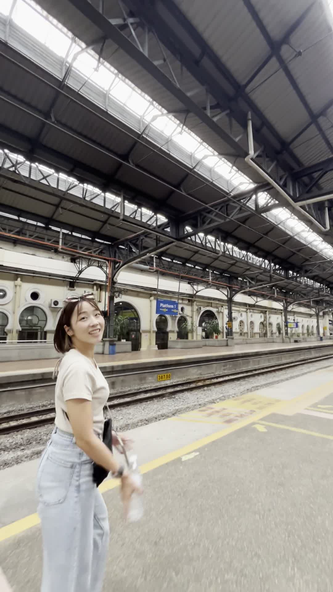 駅のホームを歩く様子