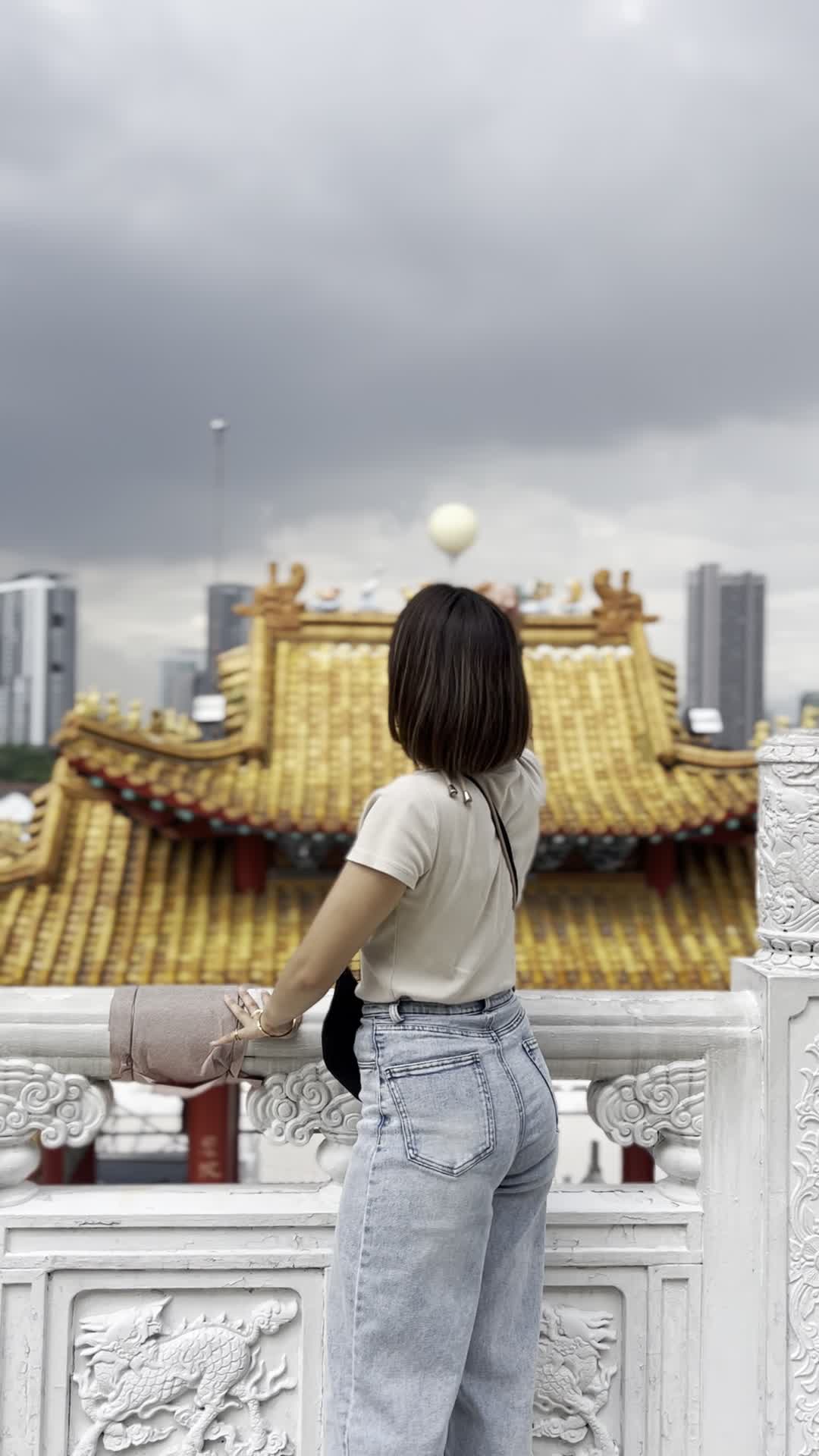 何度も建物を指す様子