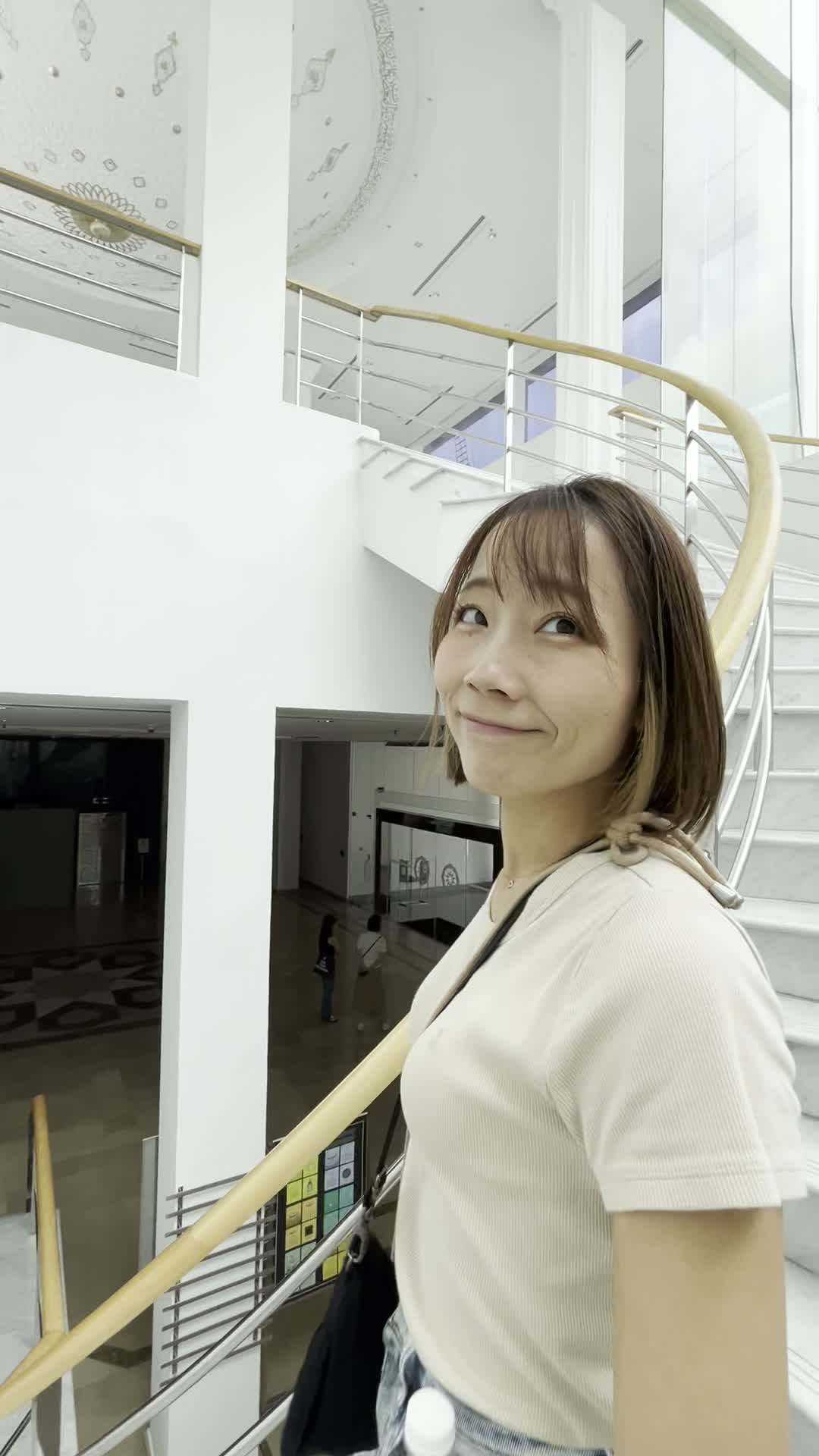 階段をルンルンで下る様子