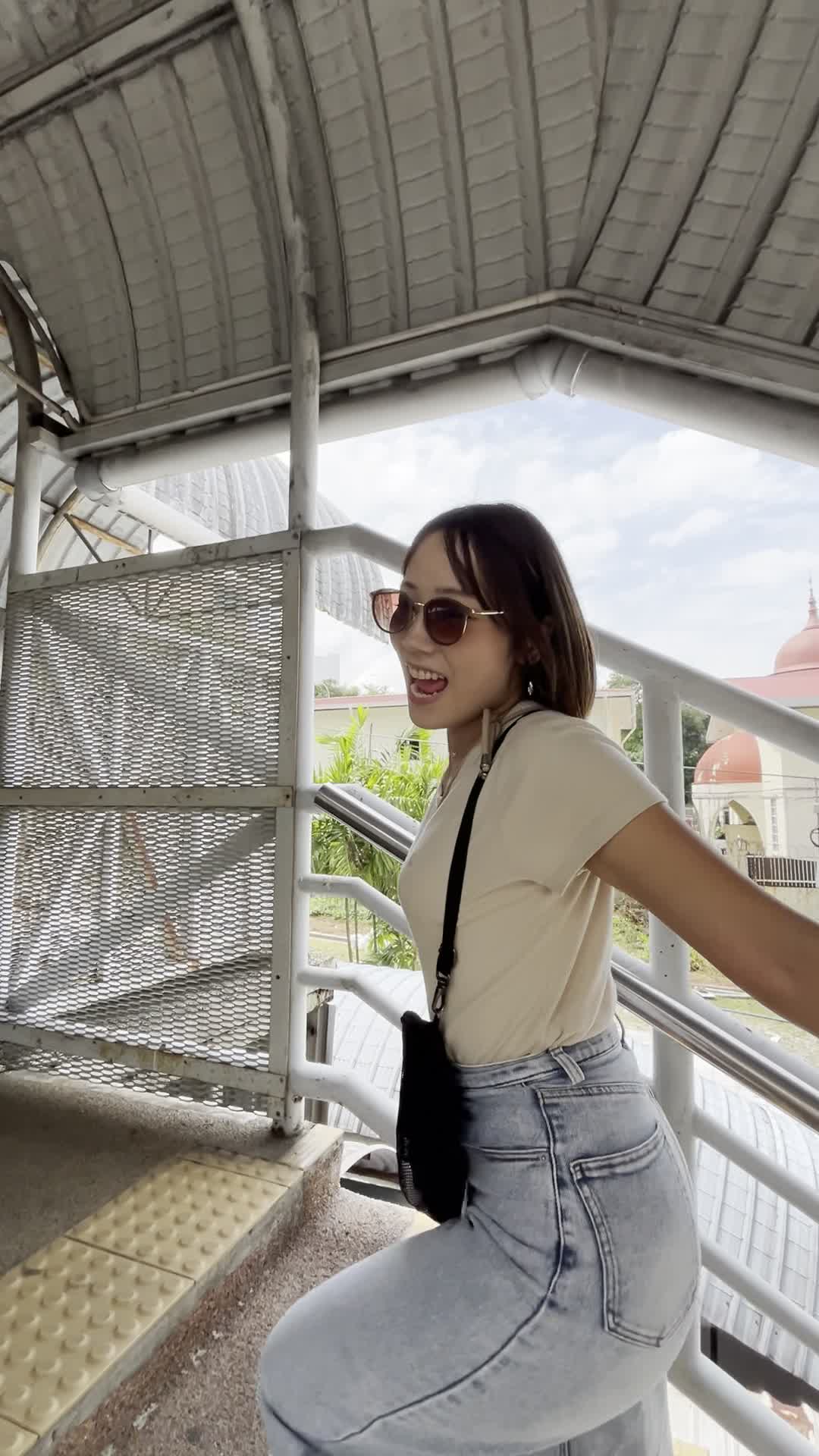 階段を上る様子