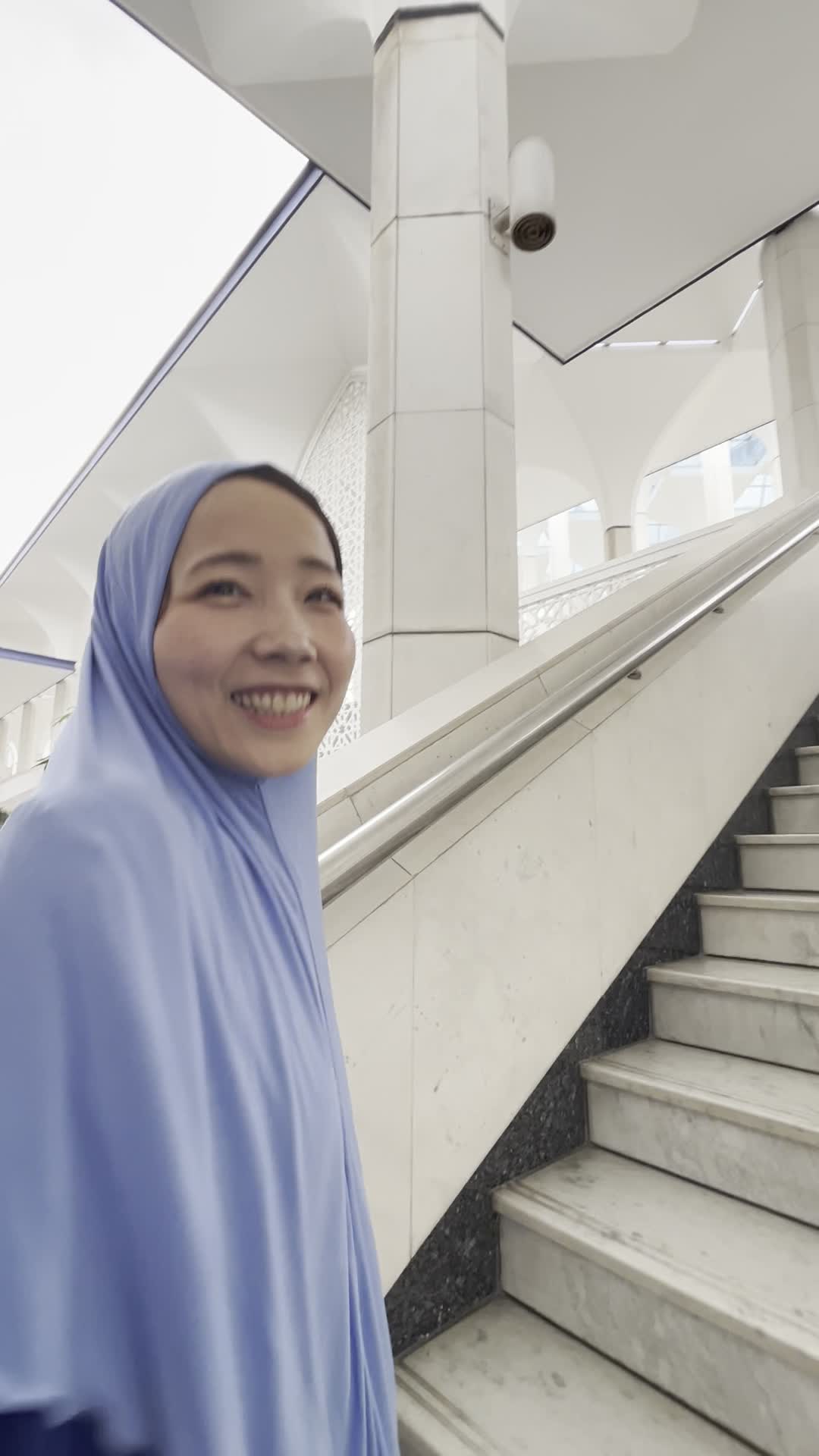 階段を一生懸命上る様子