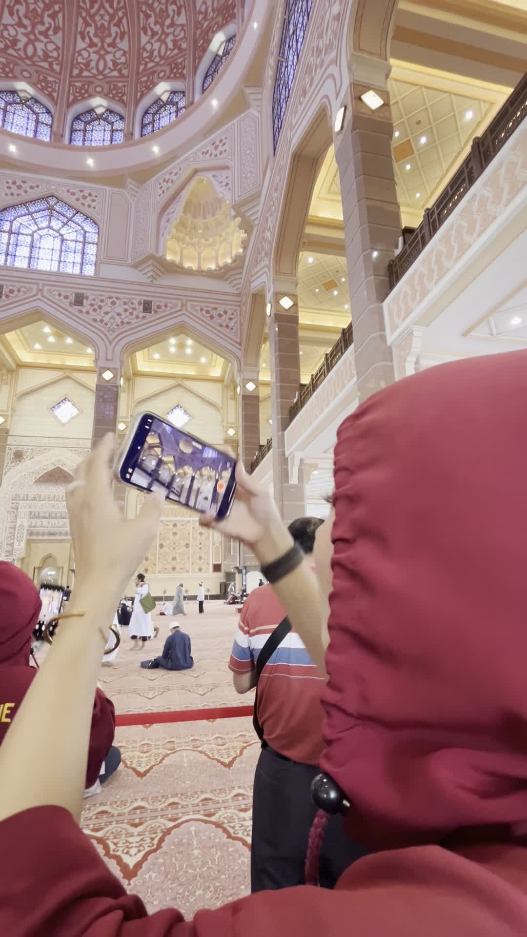 角度を変えて熱心に撮影する姿