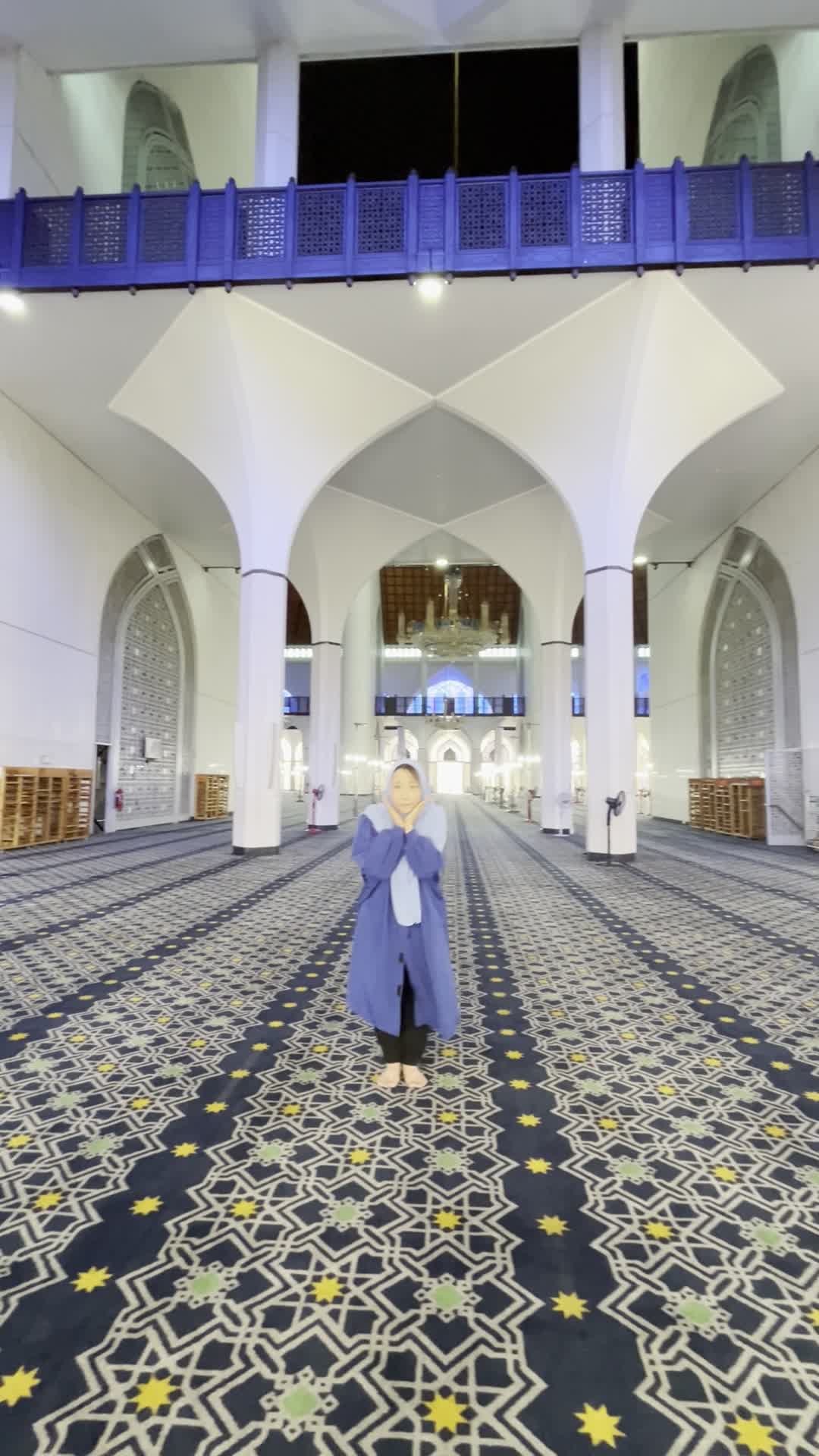 顔に手を寄せる様子