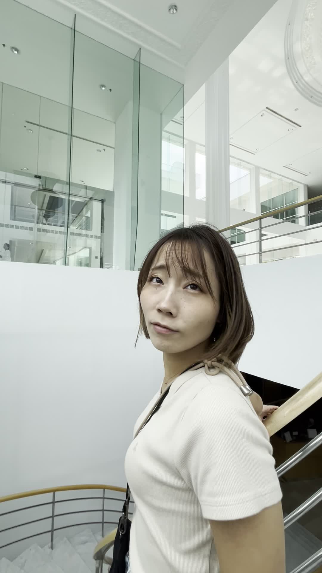 階段を下る様子