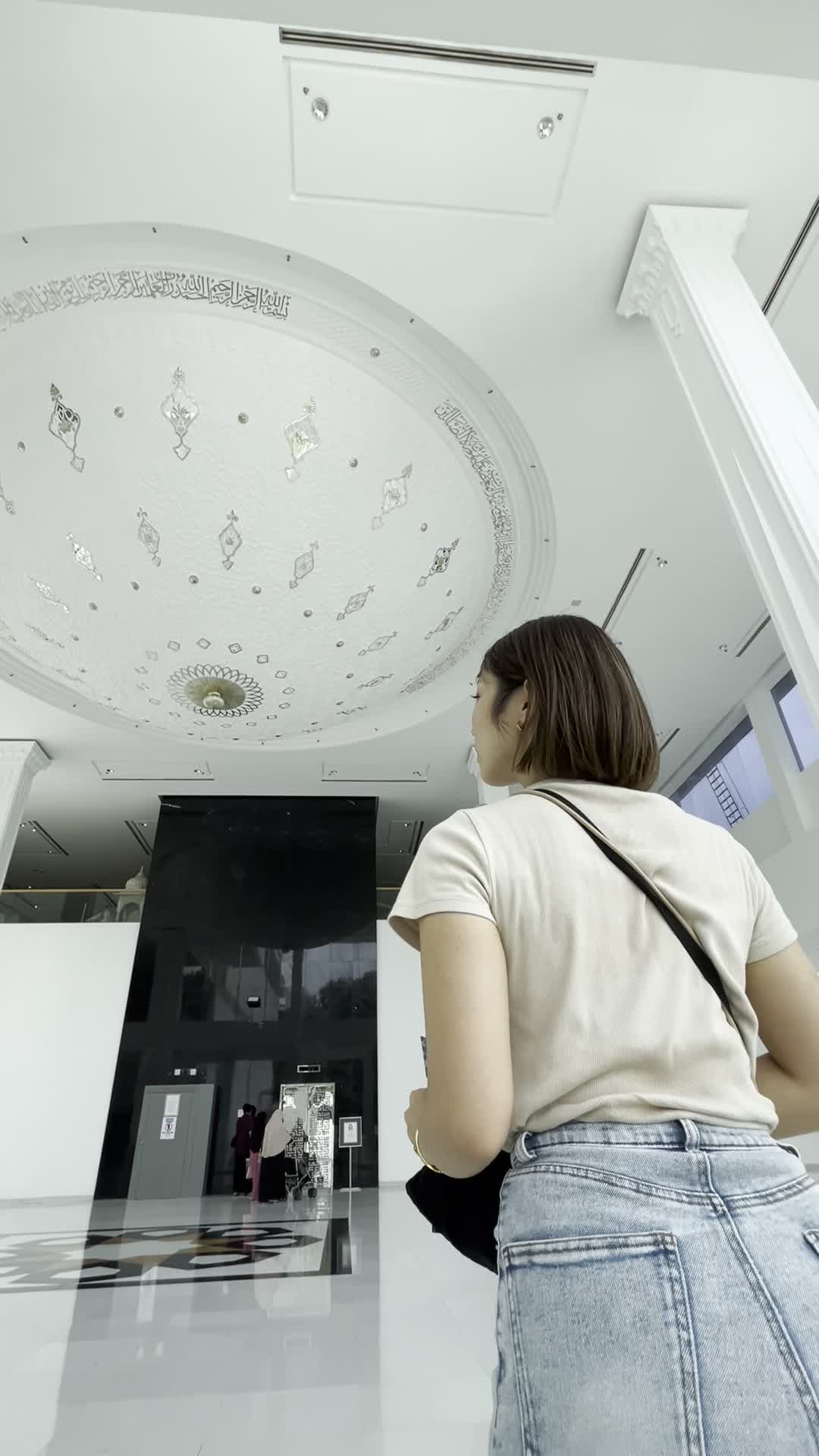 空間を眺める様子