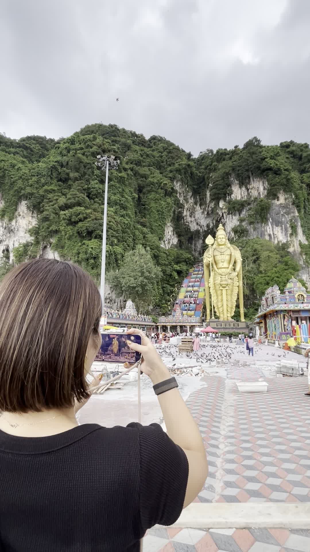 景色をカメラに収める様子