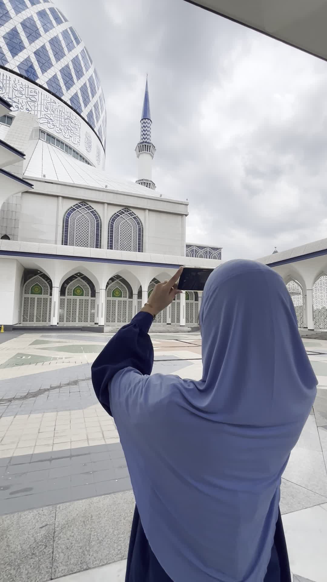 景色をカメラに収める様子2