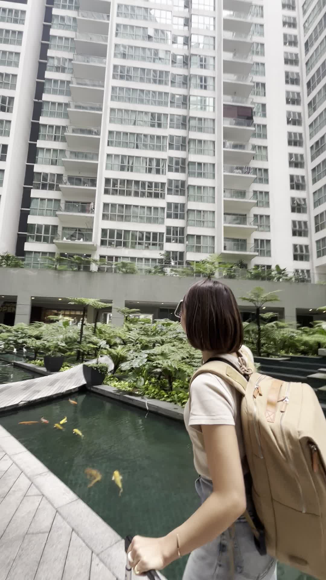 建物に感動する様子2