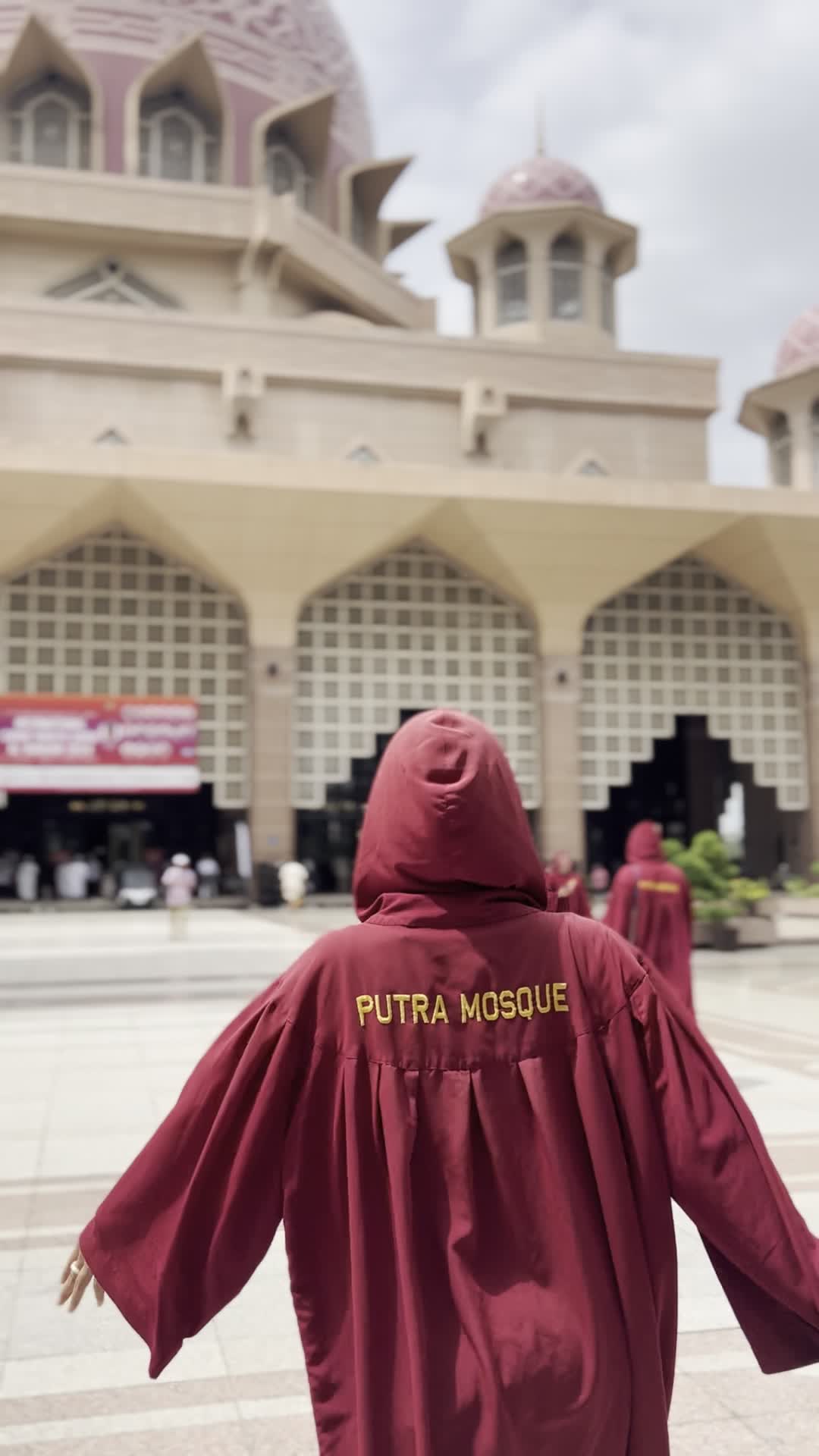 建物に向かう様子