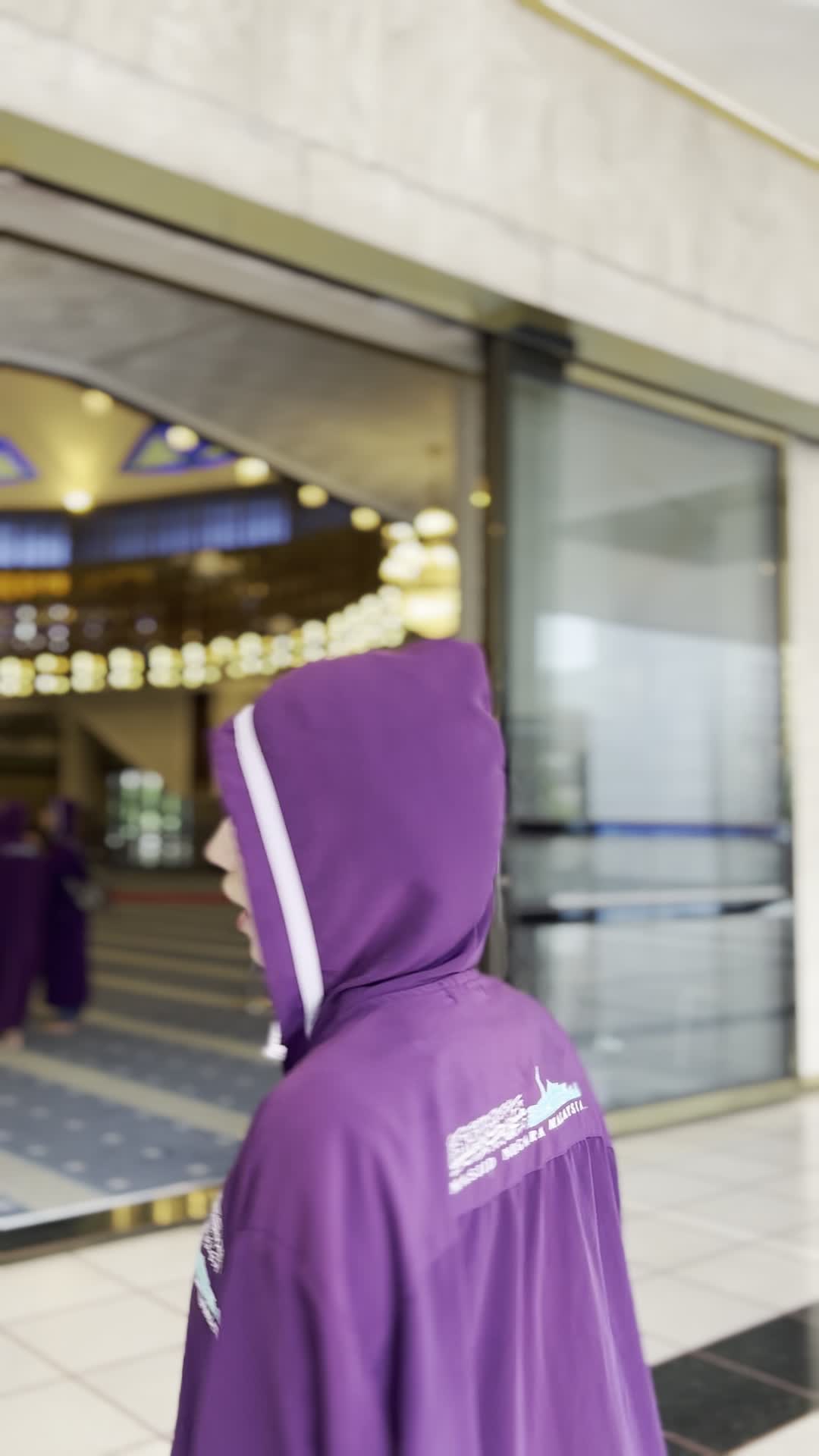 建物の中に入る様子